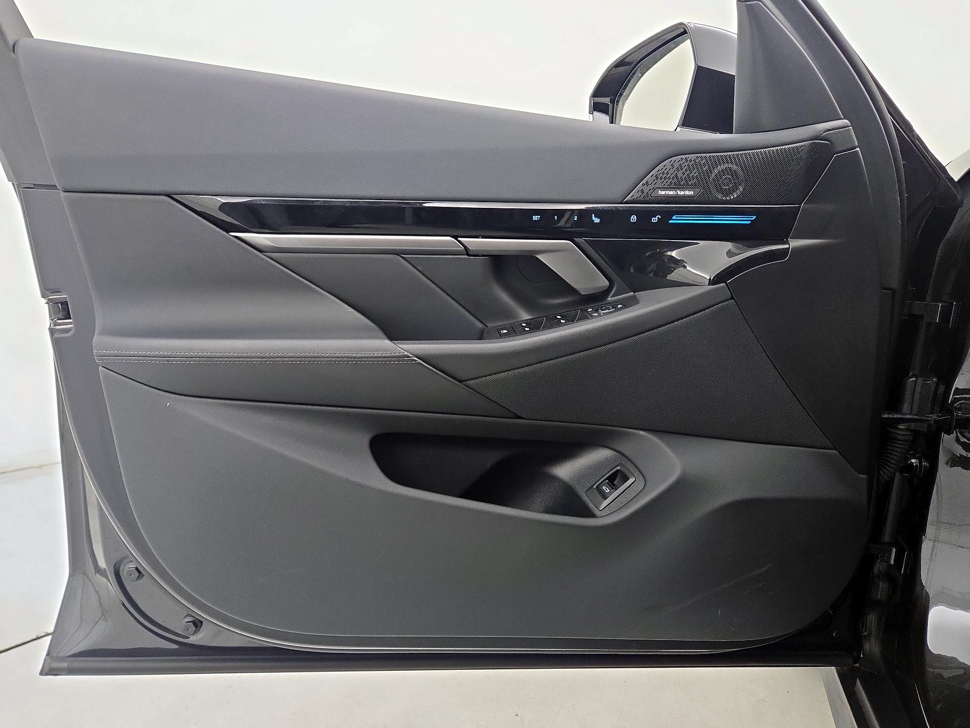 Thumbnail: 2025 BMW 5 Series - 12