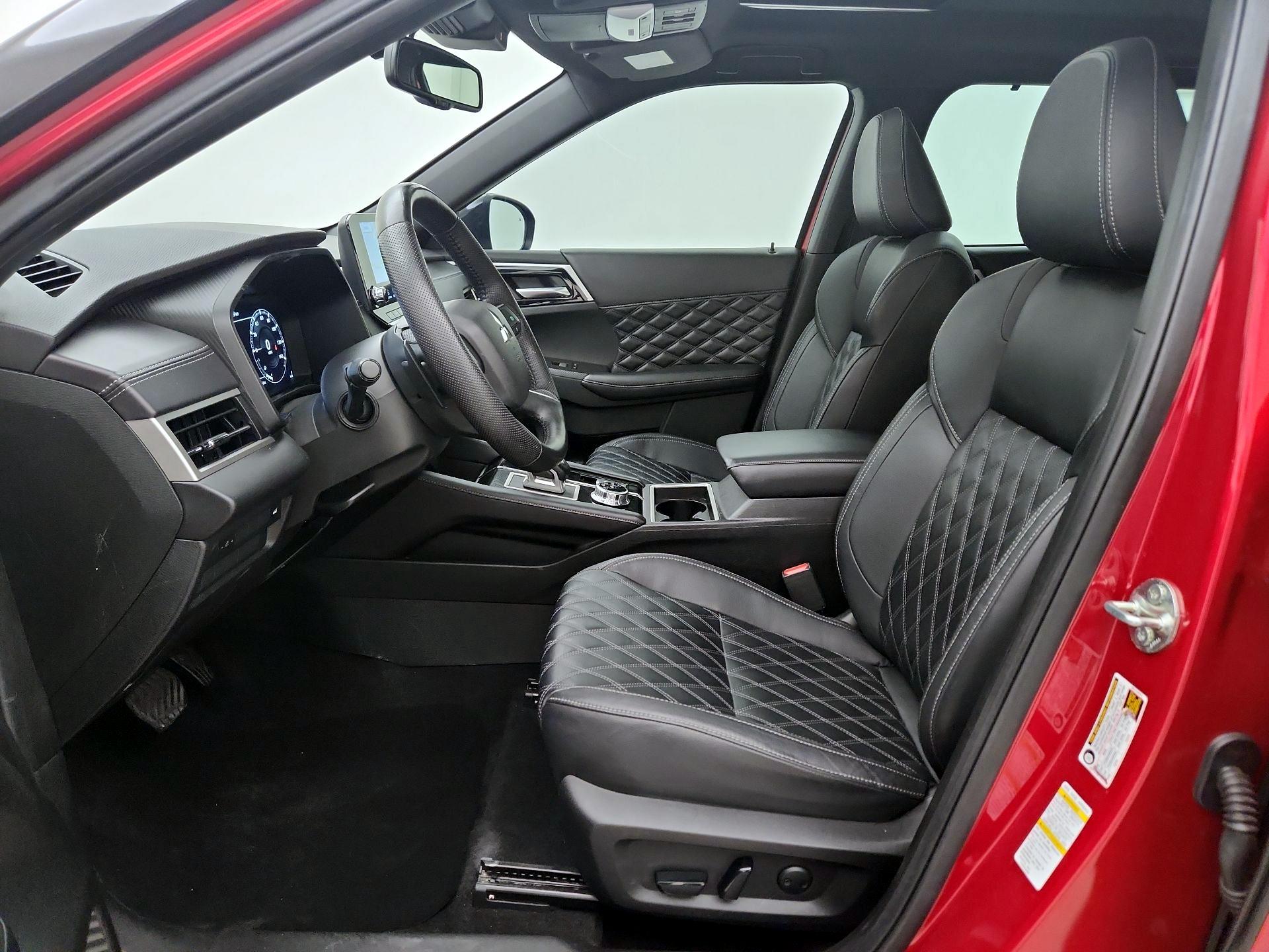 Thumbnail: 2023 Mitsubishi Outlander - 11