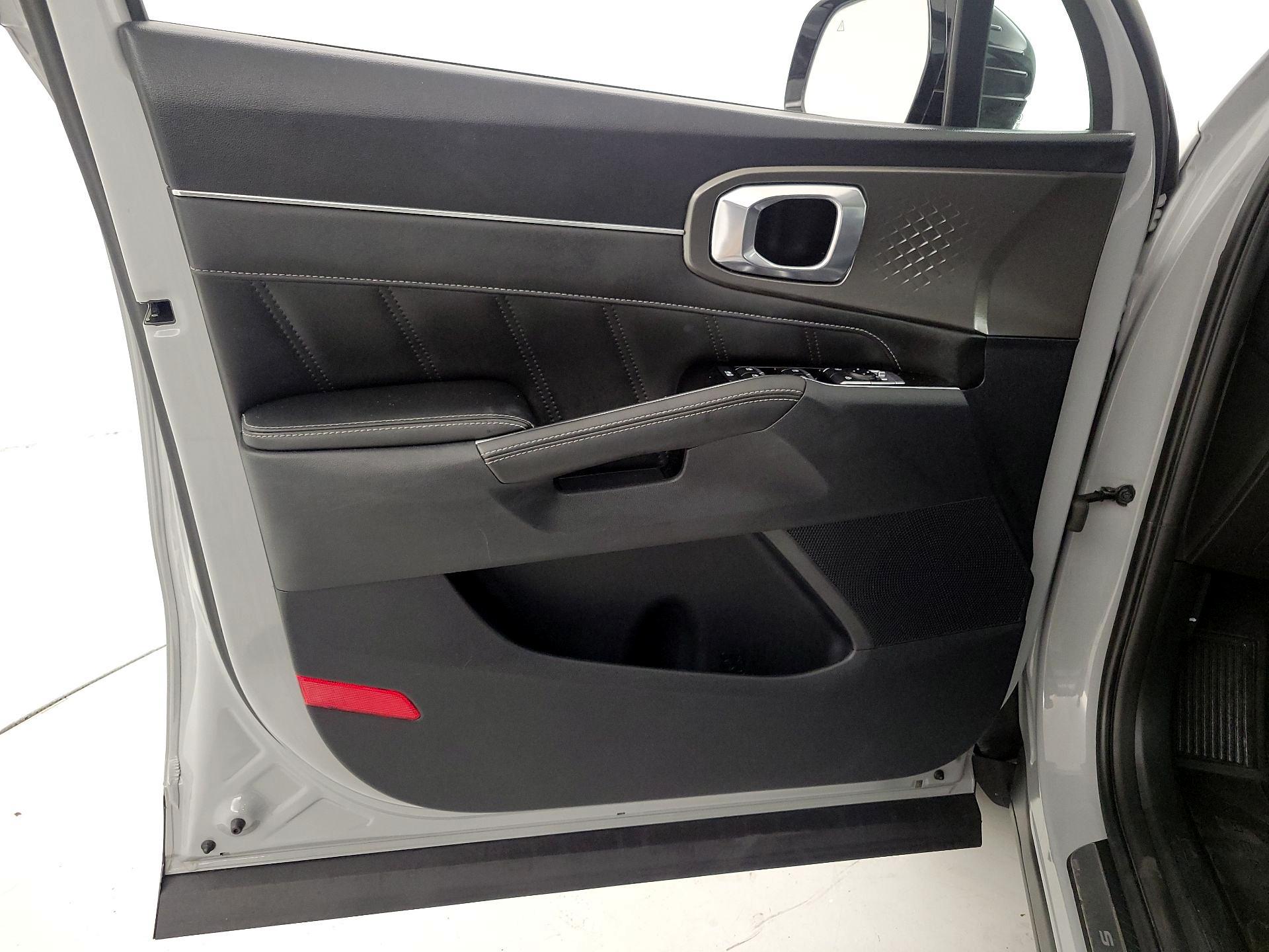 Thumbnail: 2023 Kia Sorento - 12