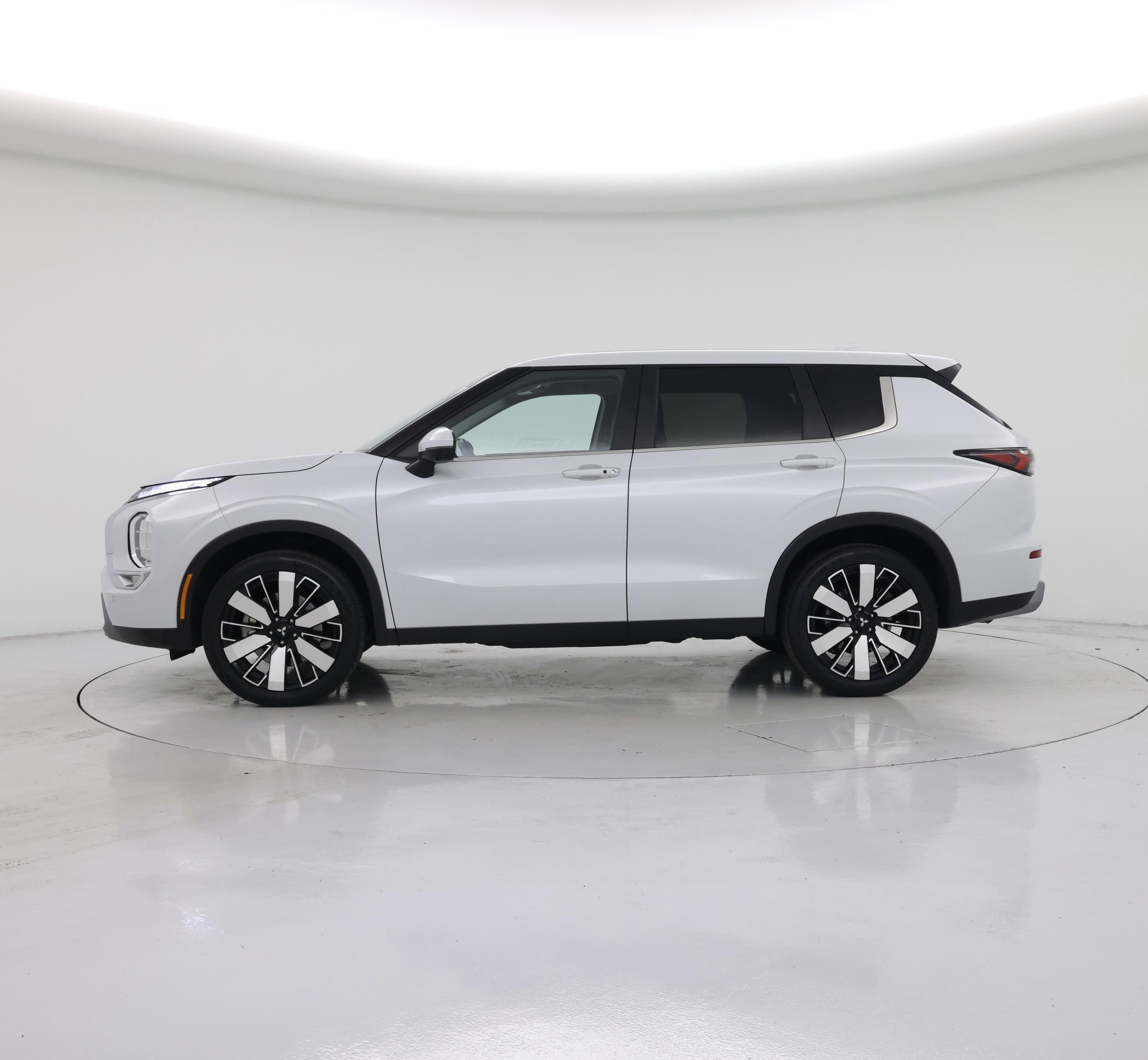 Thumbnail: 2025 Mitsubishi Outlander - 3
