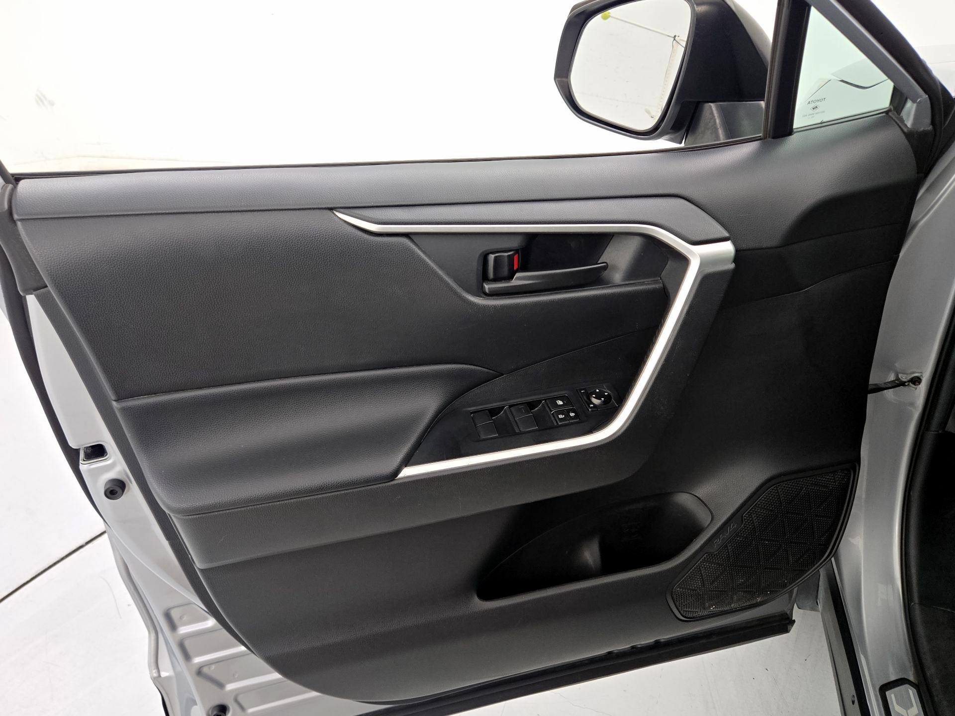 Thumbnail: 2020 Toyota RAV4 - 12