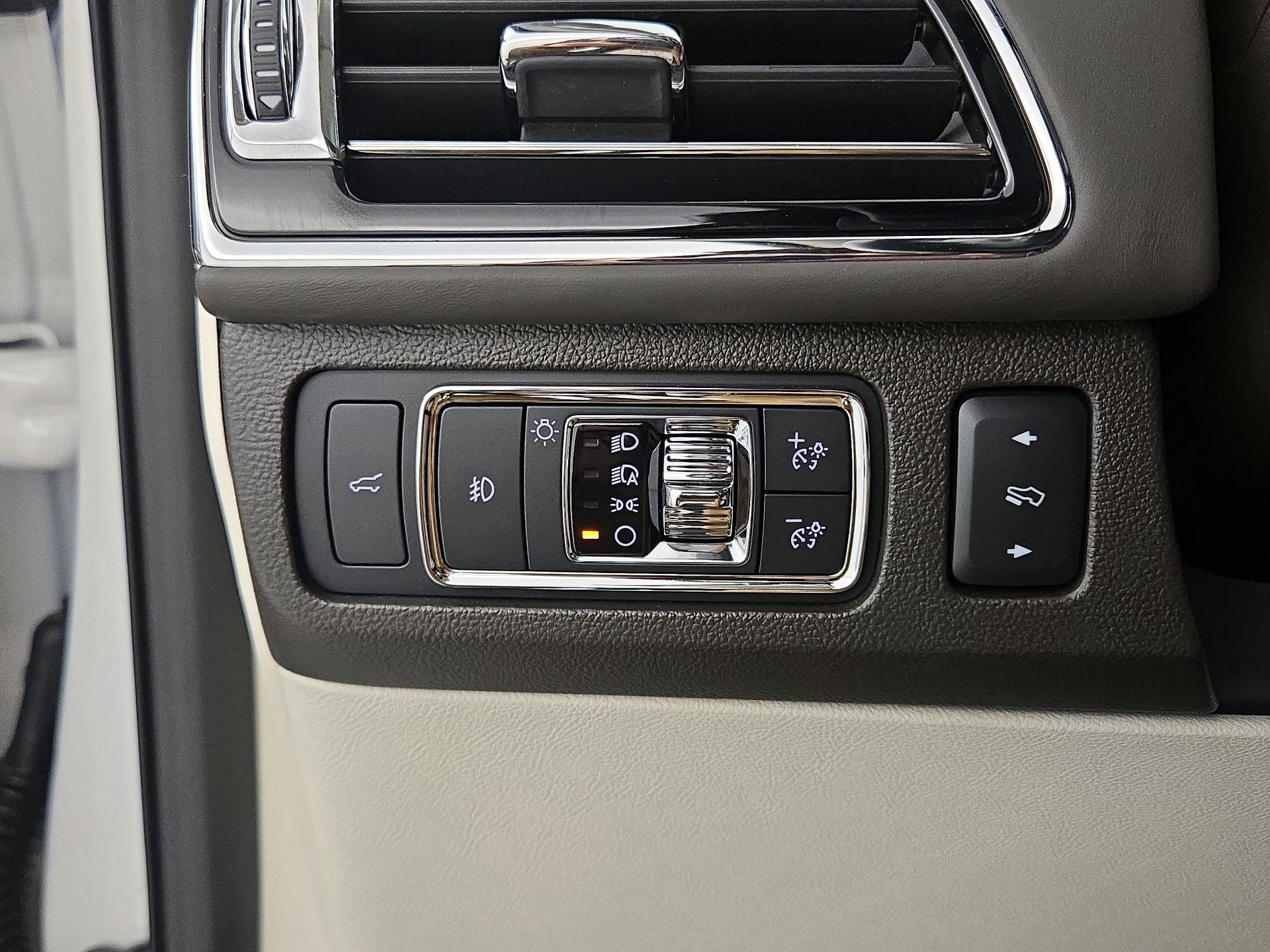 Thumbnail: 2022 Lincoln Navigator - 13