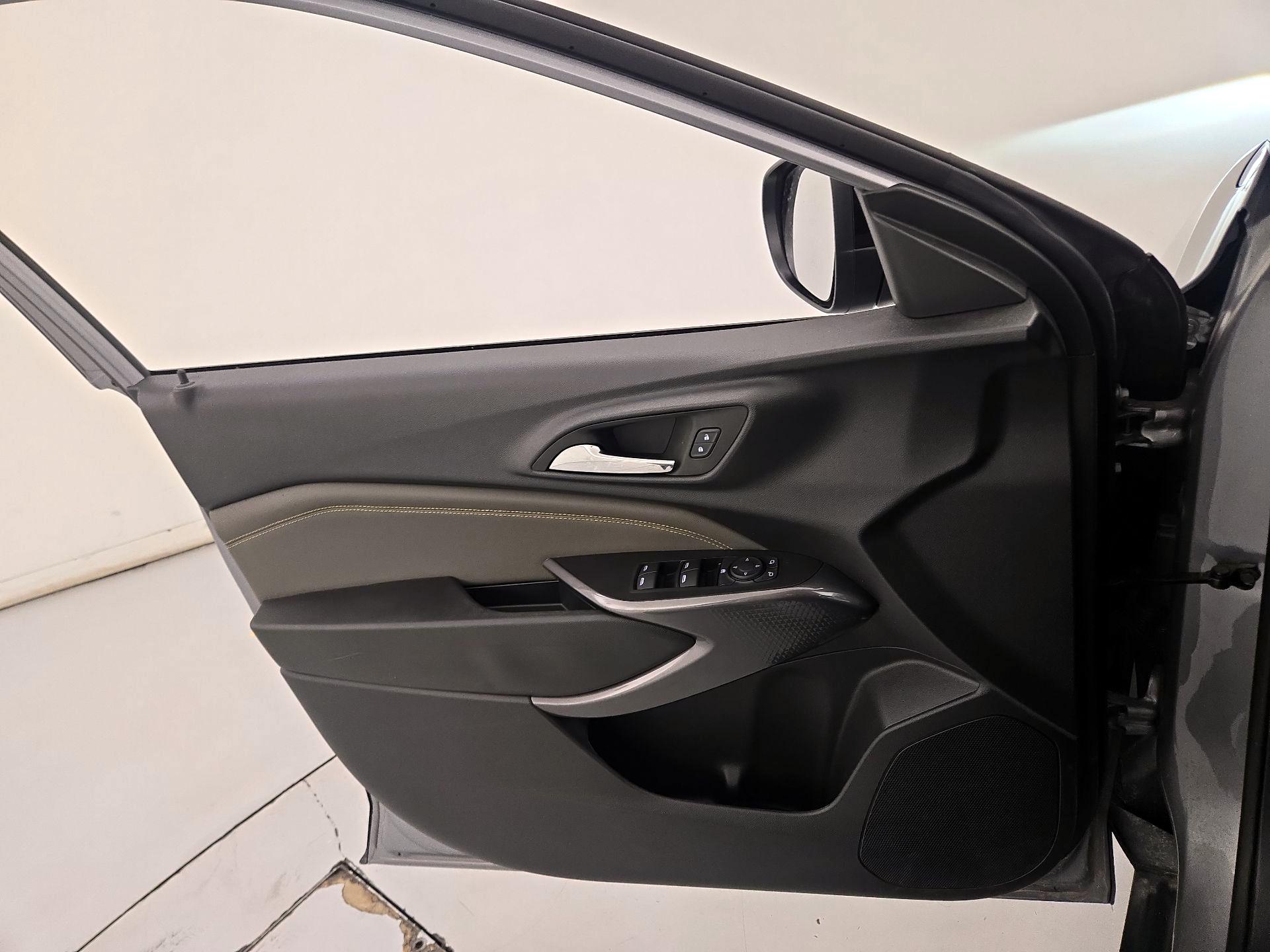 Thumbnail: 2025 Chevrolet Trax - 12