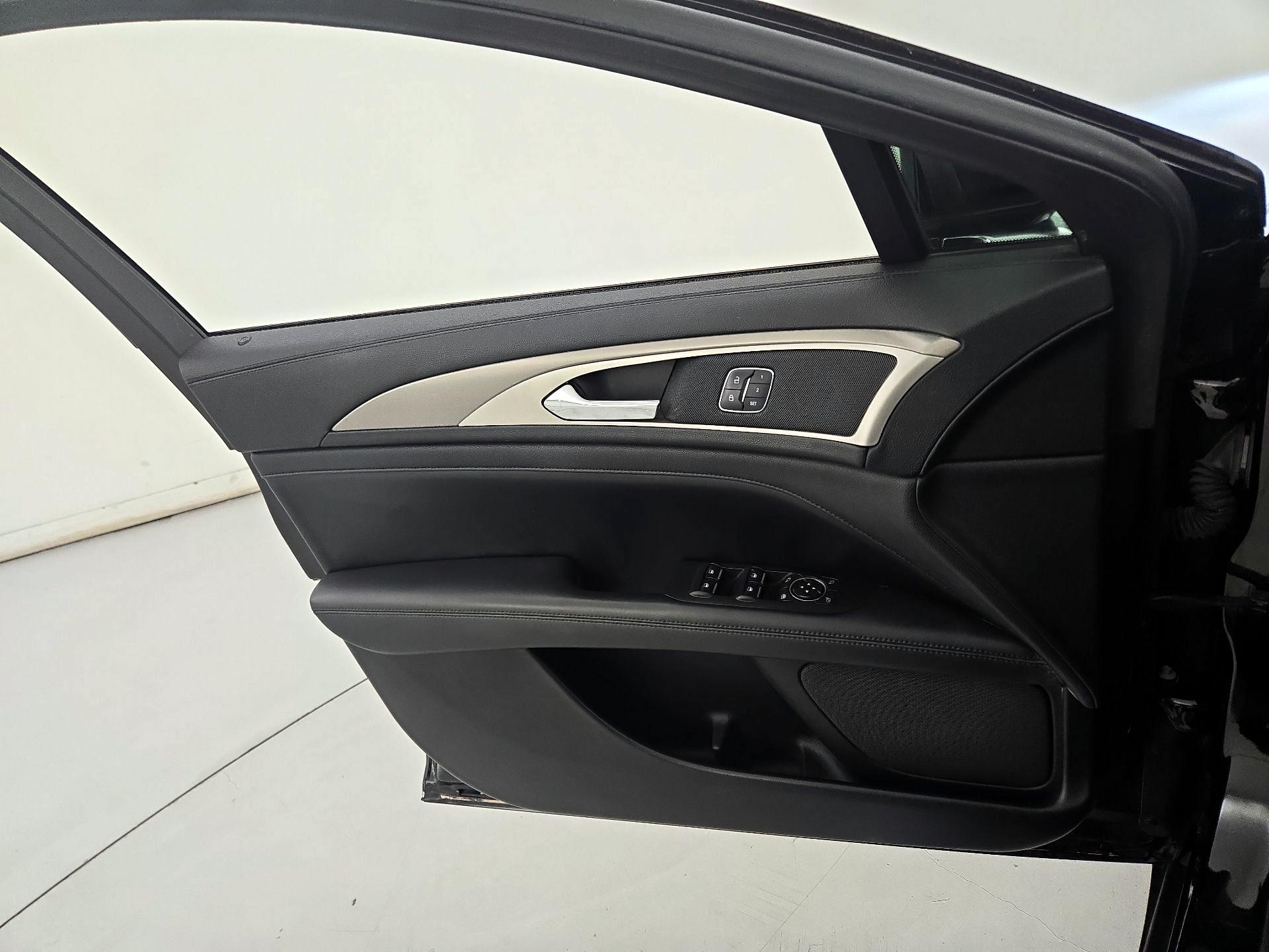 Thumbnail: 2017 Lincoln MKZ - 12