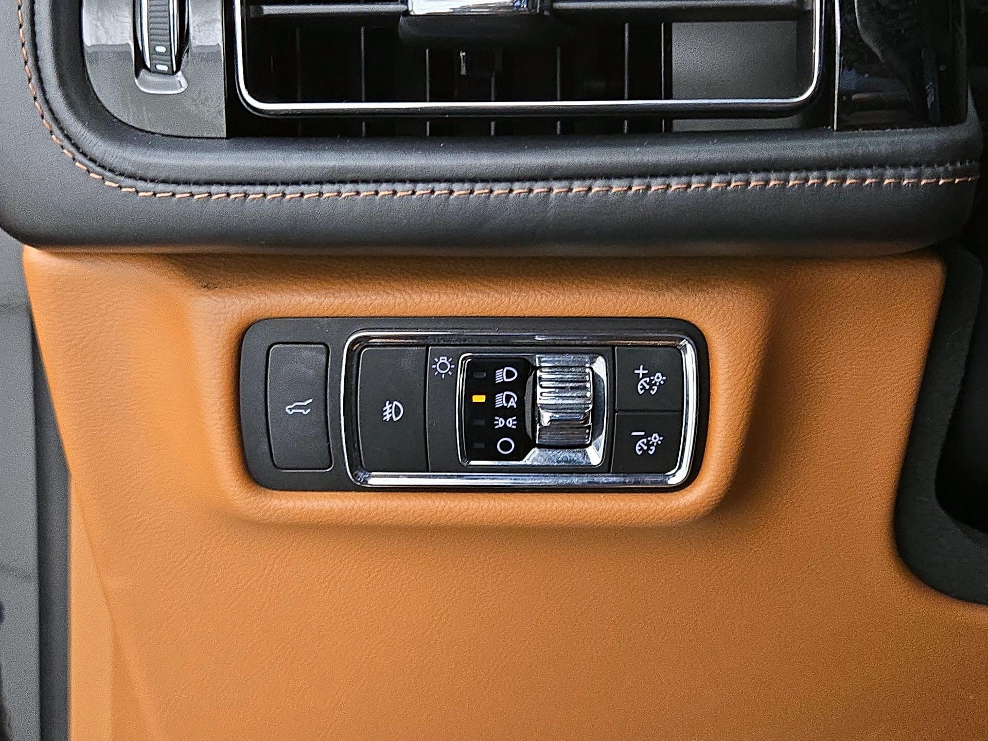 Thumbnail: 2022 Lincoln Aviator - 13