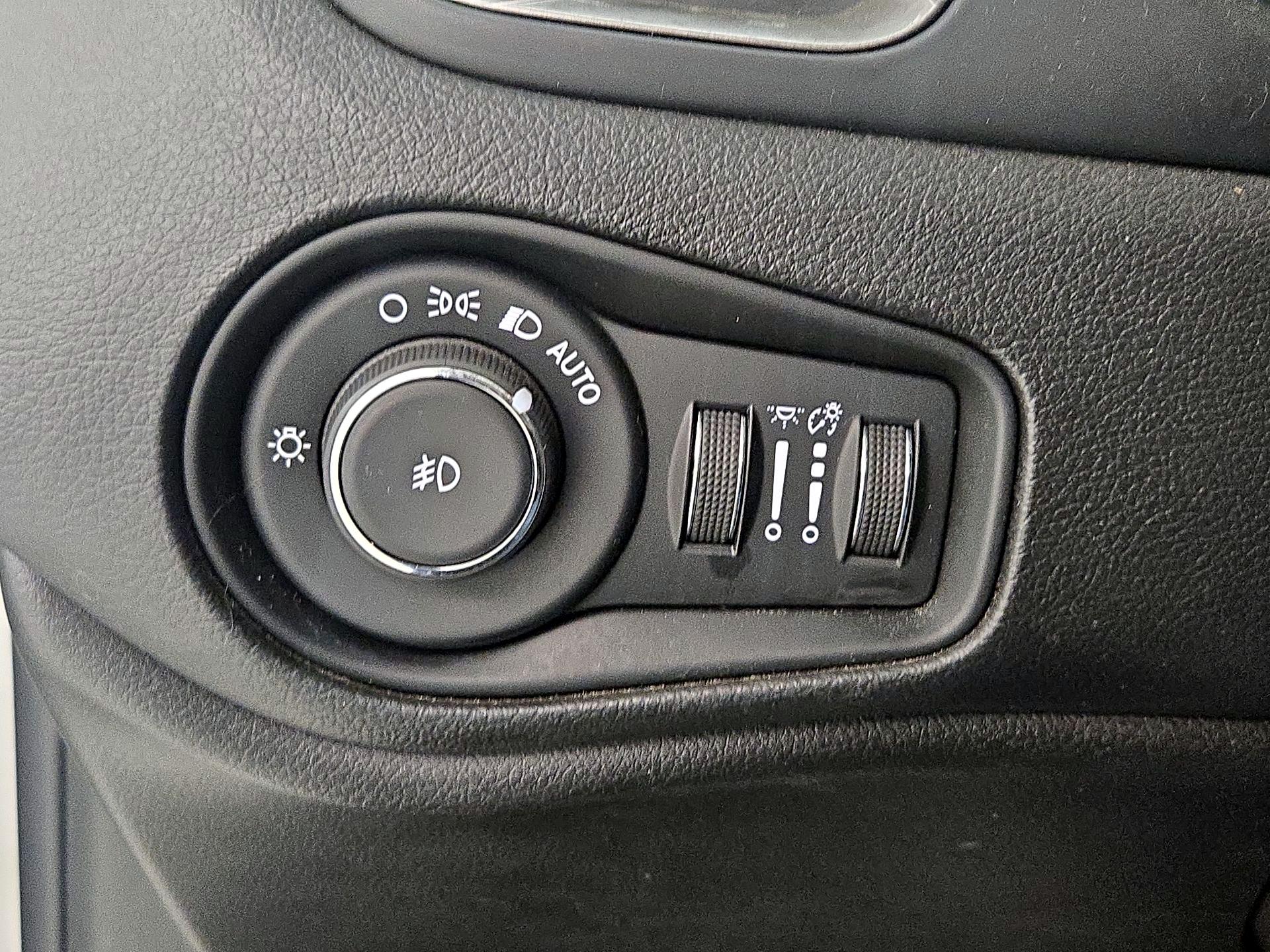 Thumbnail: 2018 Jeep Renegade - 13