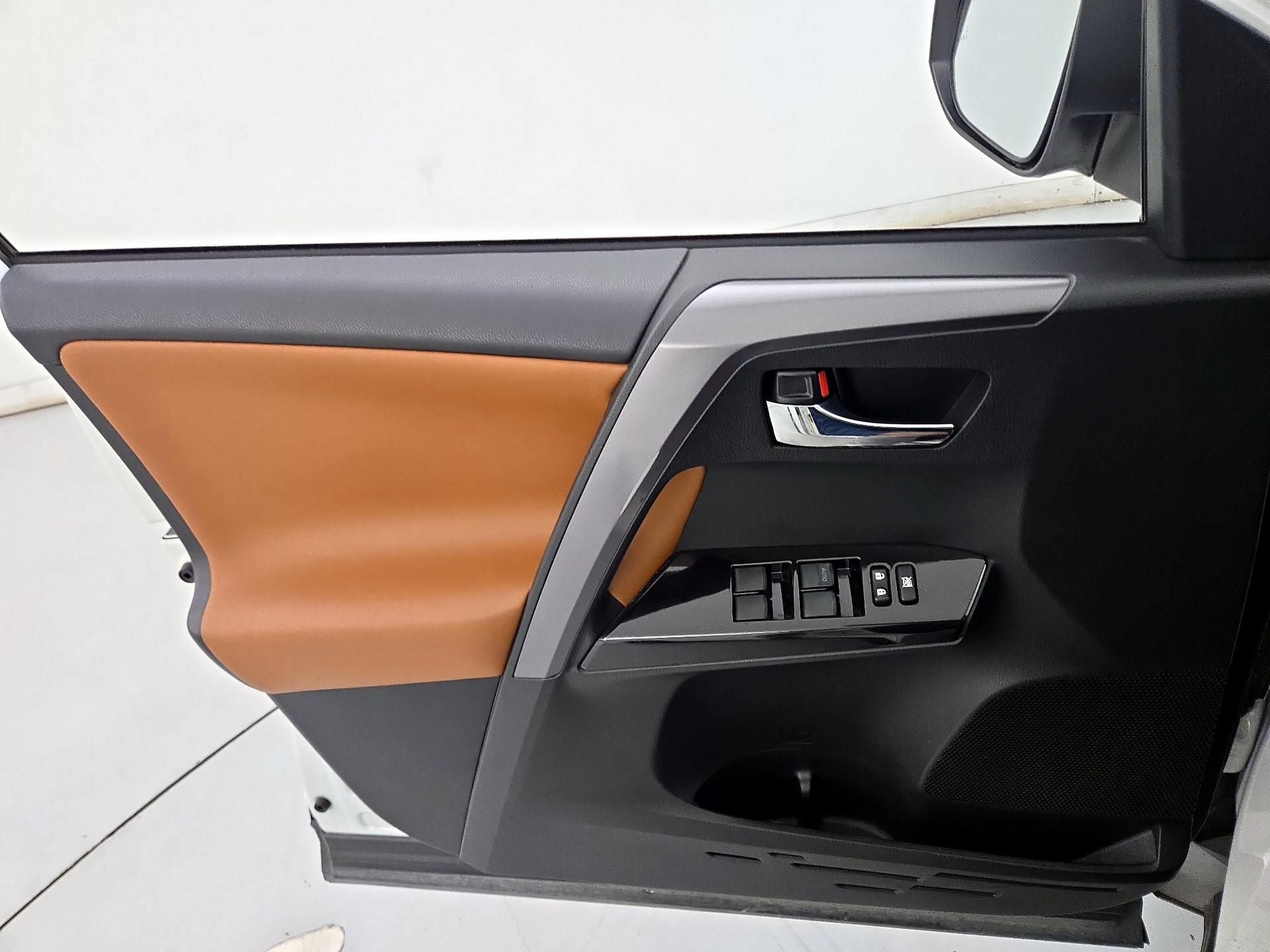 Thumbnail: 2016 Toyota RAV4 - 12
