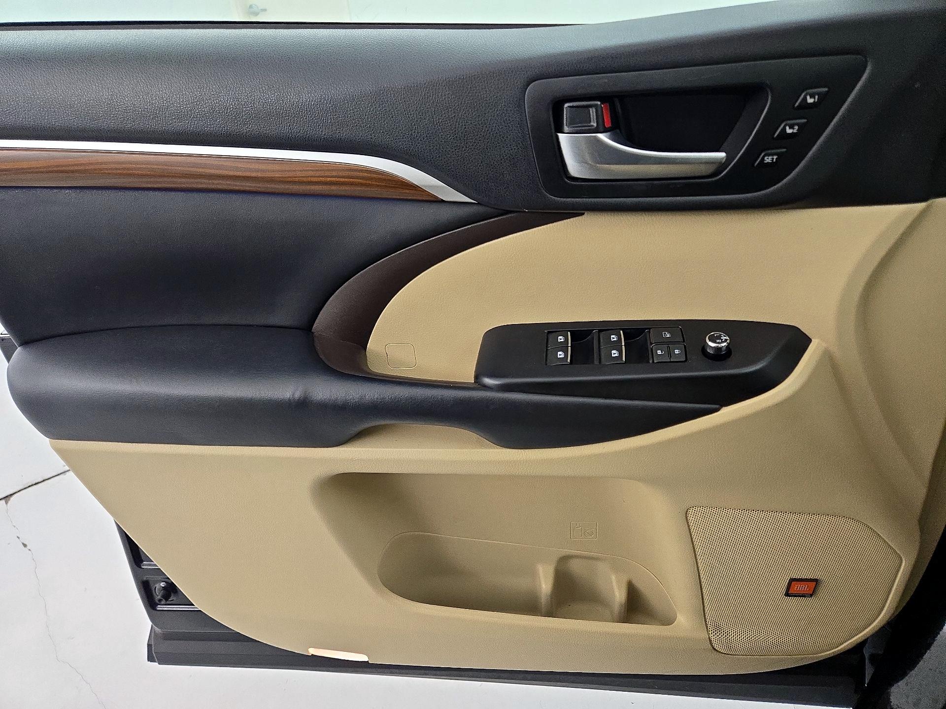 Thumbnail: 2019 Toyota Highlander - 12