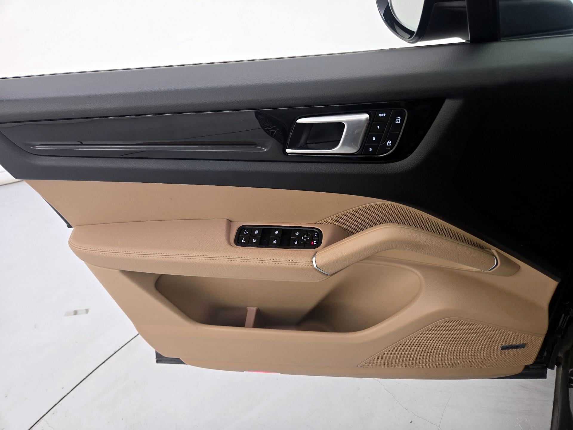 Thumbnail: 2023 Porsche Cayenne - 12