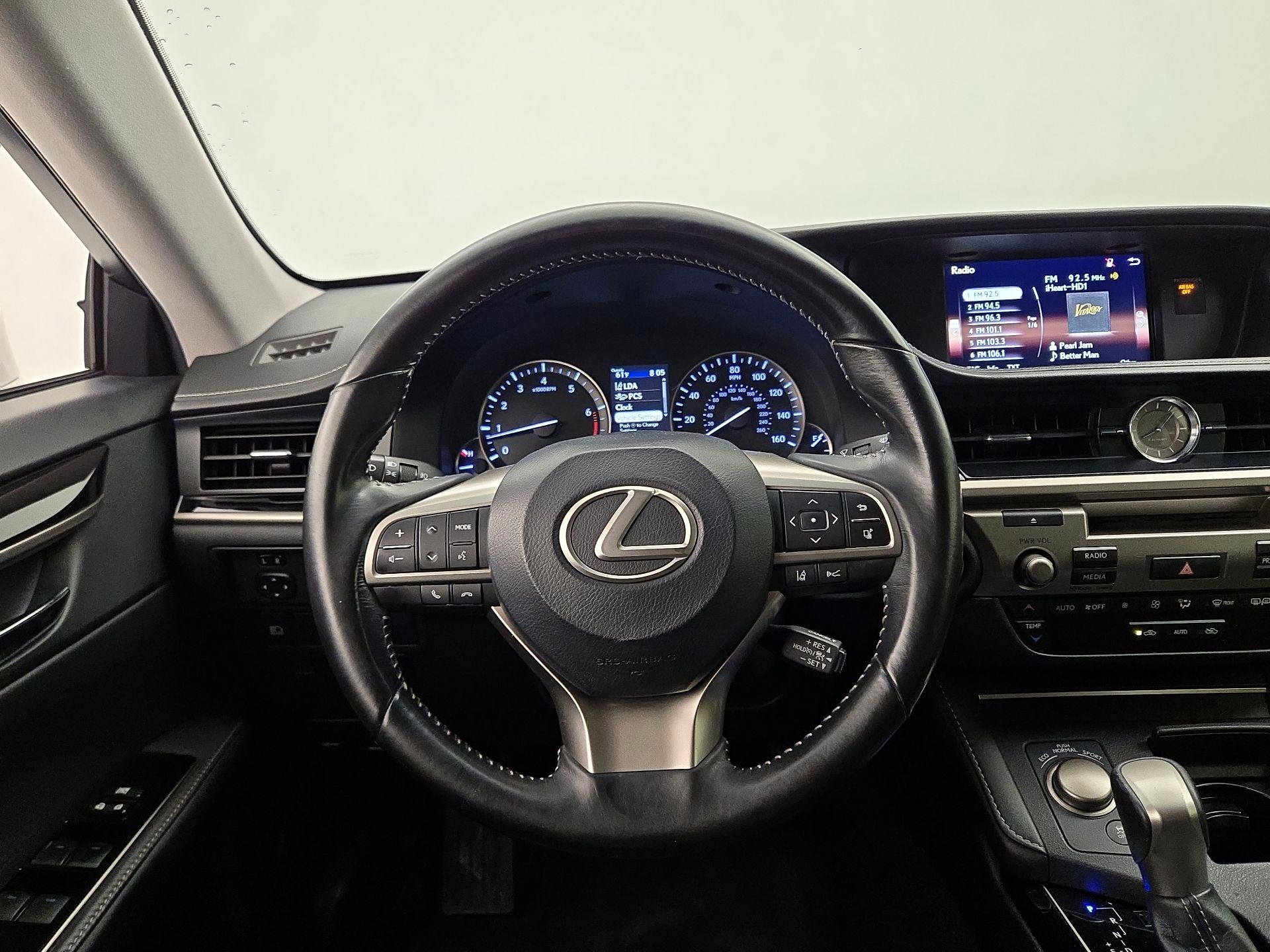 Thumbnail: 2017 Lexus ES - 10