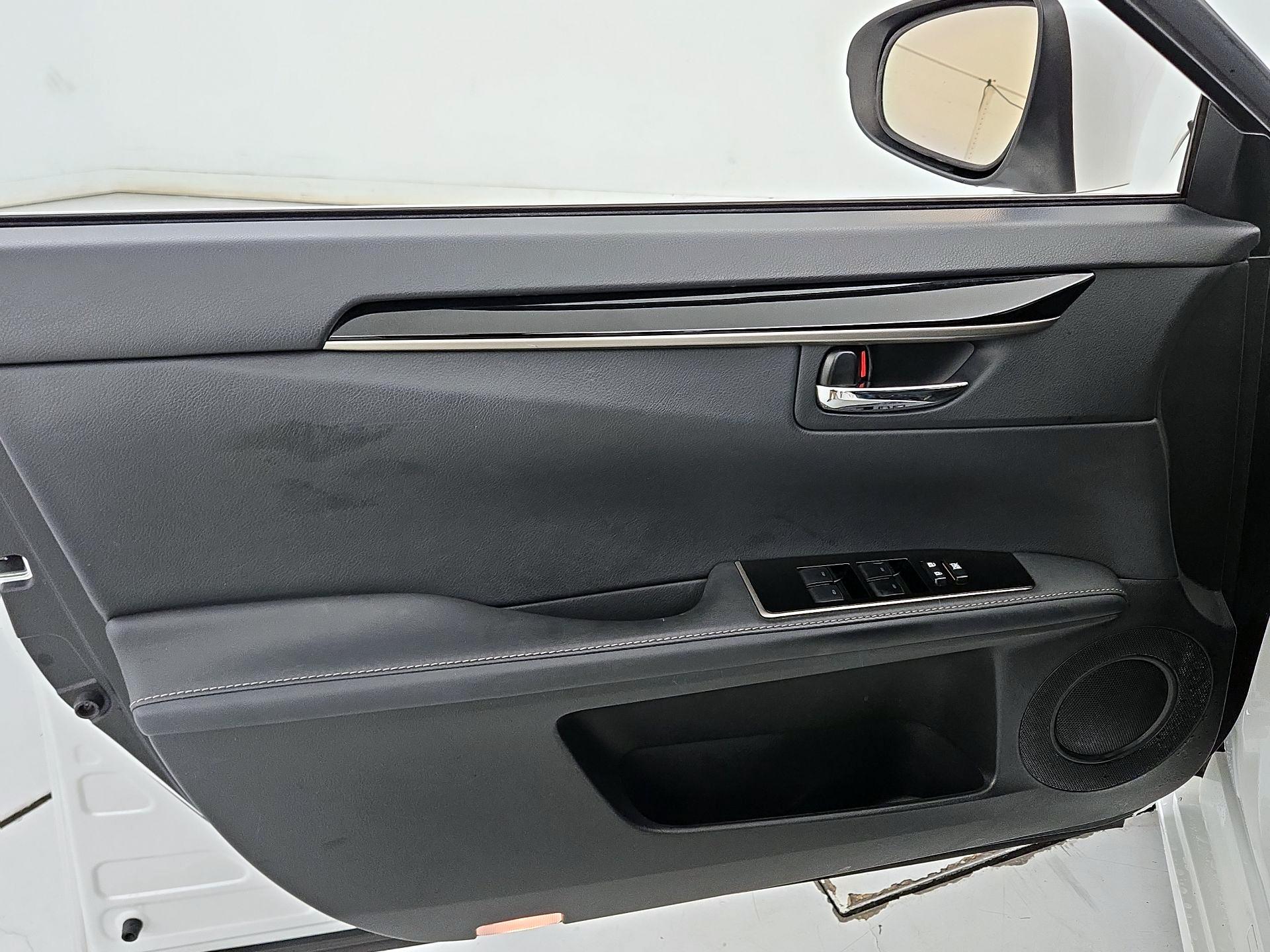 Thumbnail: 2017 Lexus ES - 12