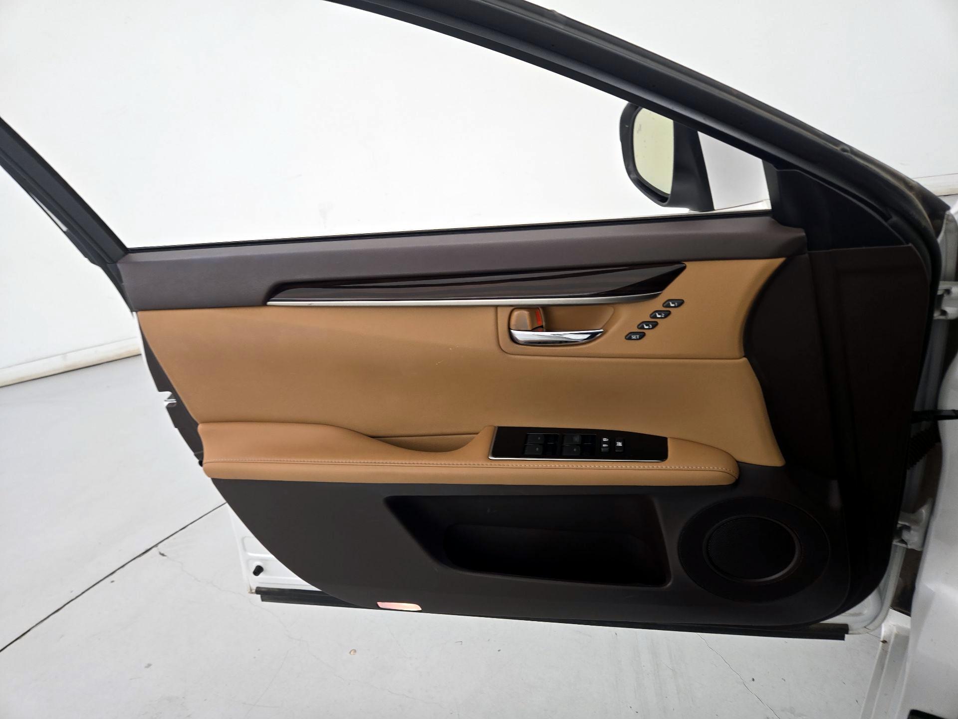 Thumbnail: 2016 Lexus ES - 12