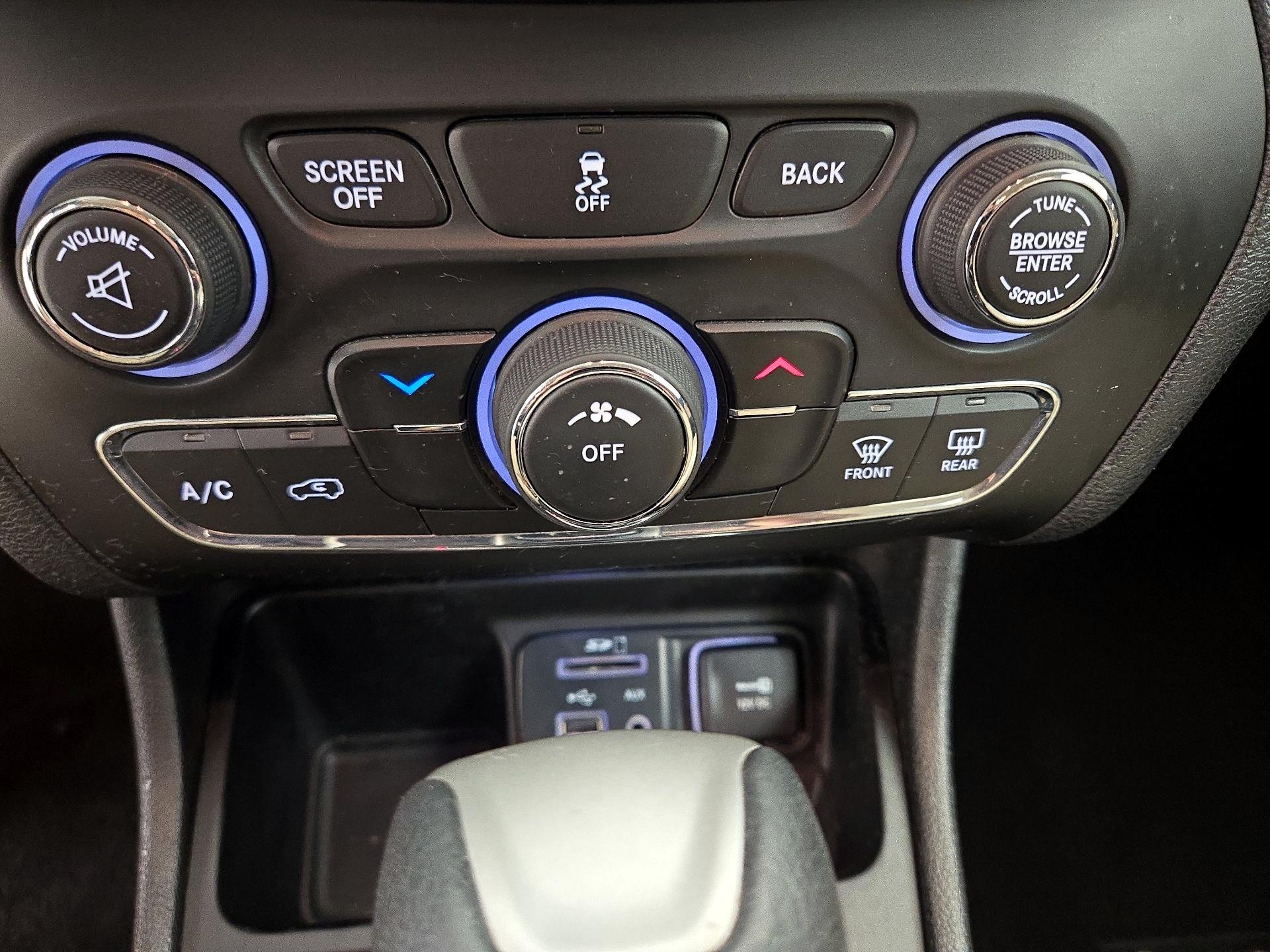 Thumbnail: 2017 Jeep Cherokee - 16
