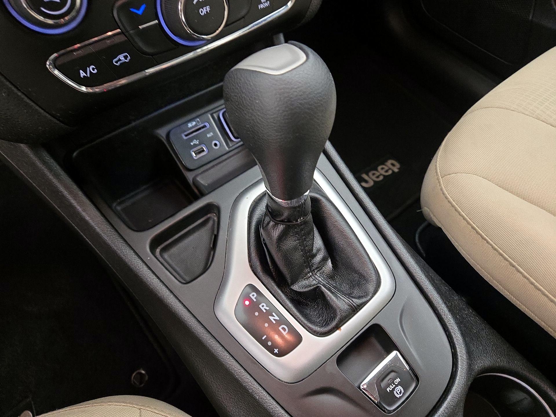 Thumbnail: 2017 Jeep Cherokee - 17