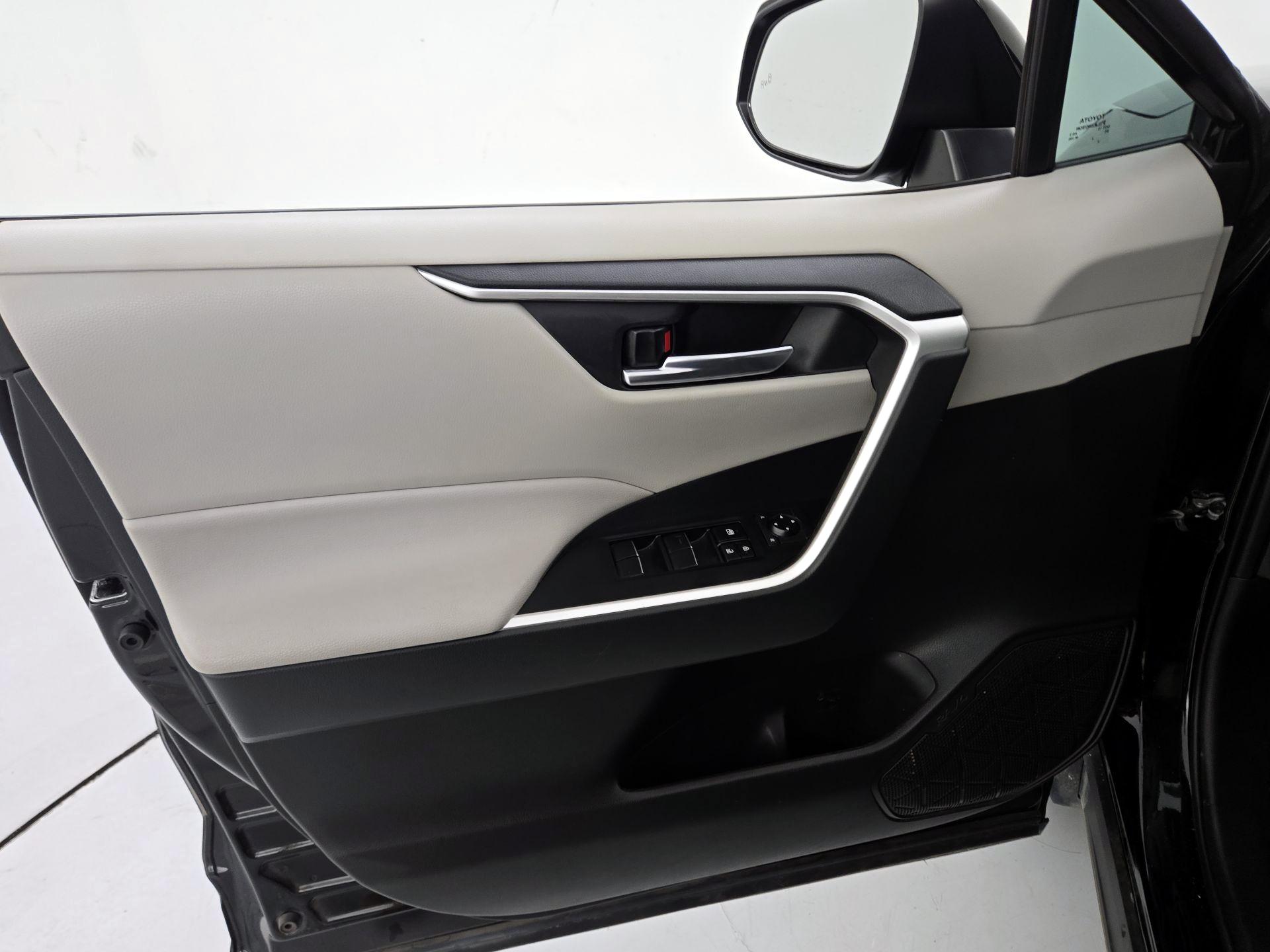 Thumbnail: 2021 Toyota RAV4 - 12