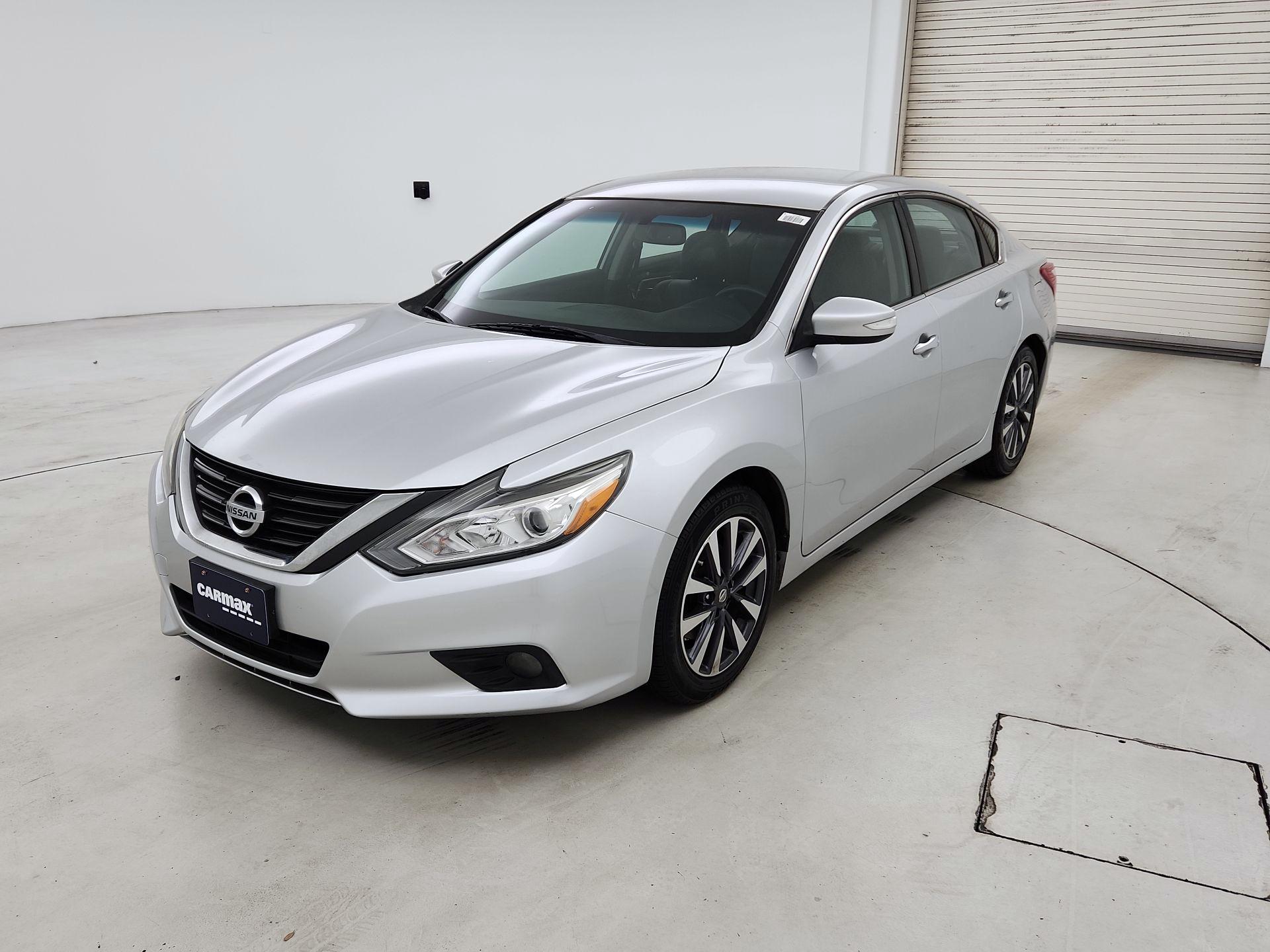 Thumbnail: 2017 Nissan Altima - 3