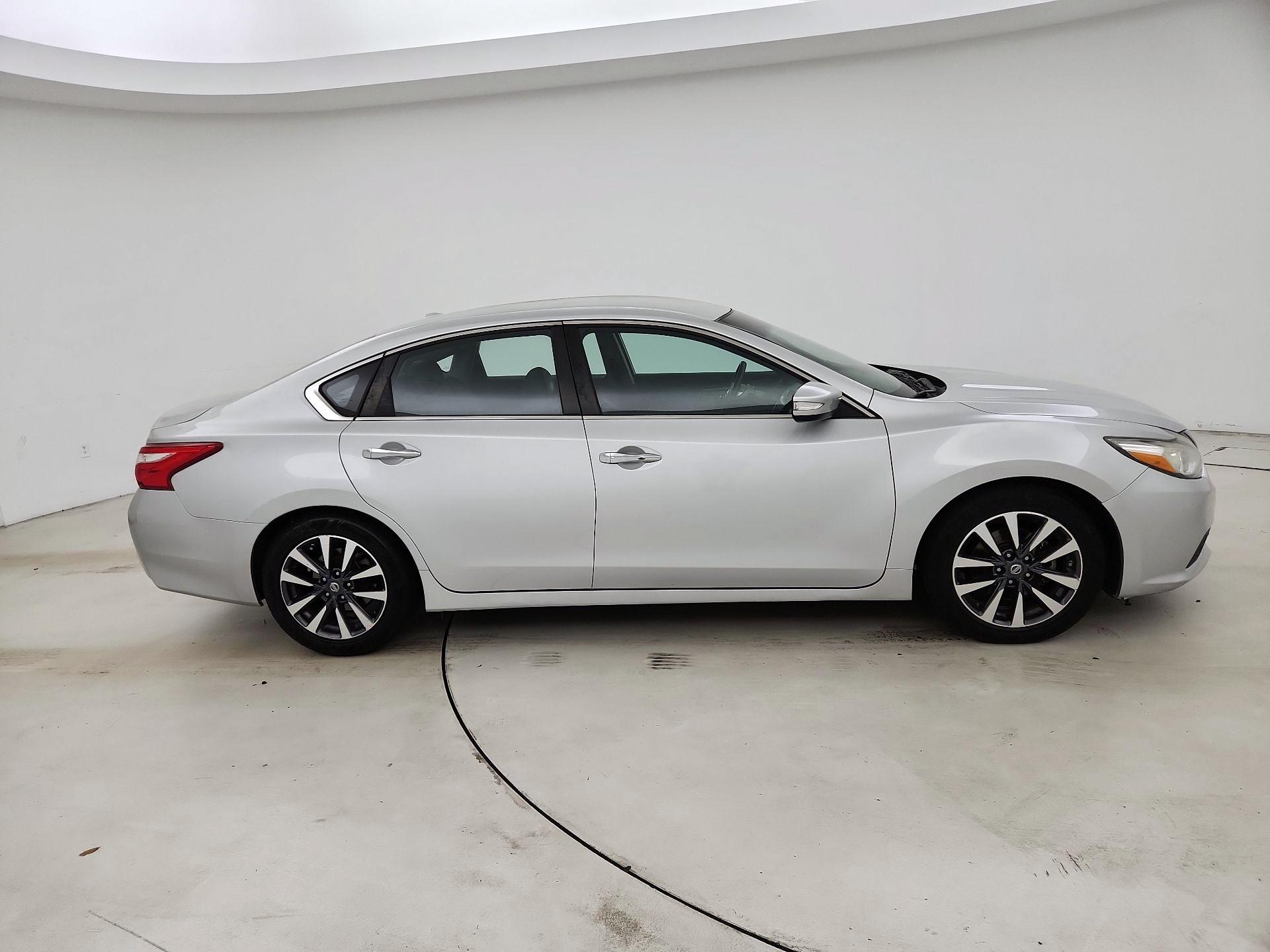 Thumbnail: 2017 Nissan Altima - 4