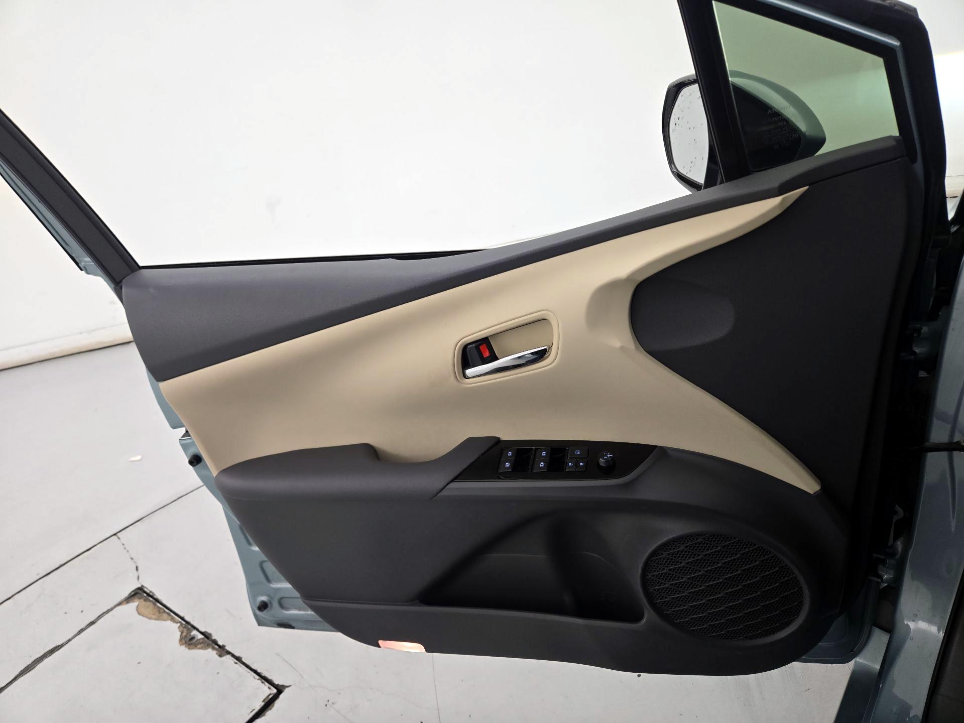 Thumbnail: 2018 Toyota Prius - 12