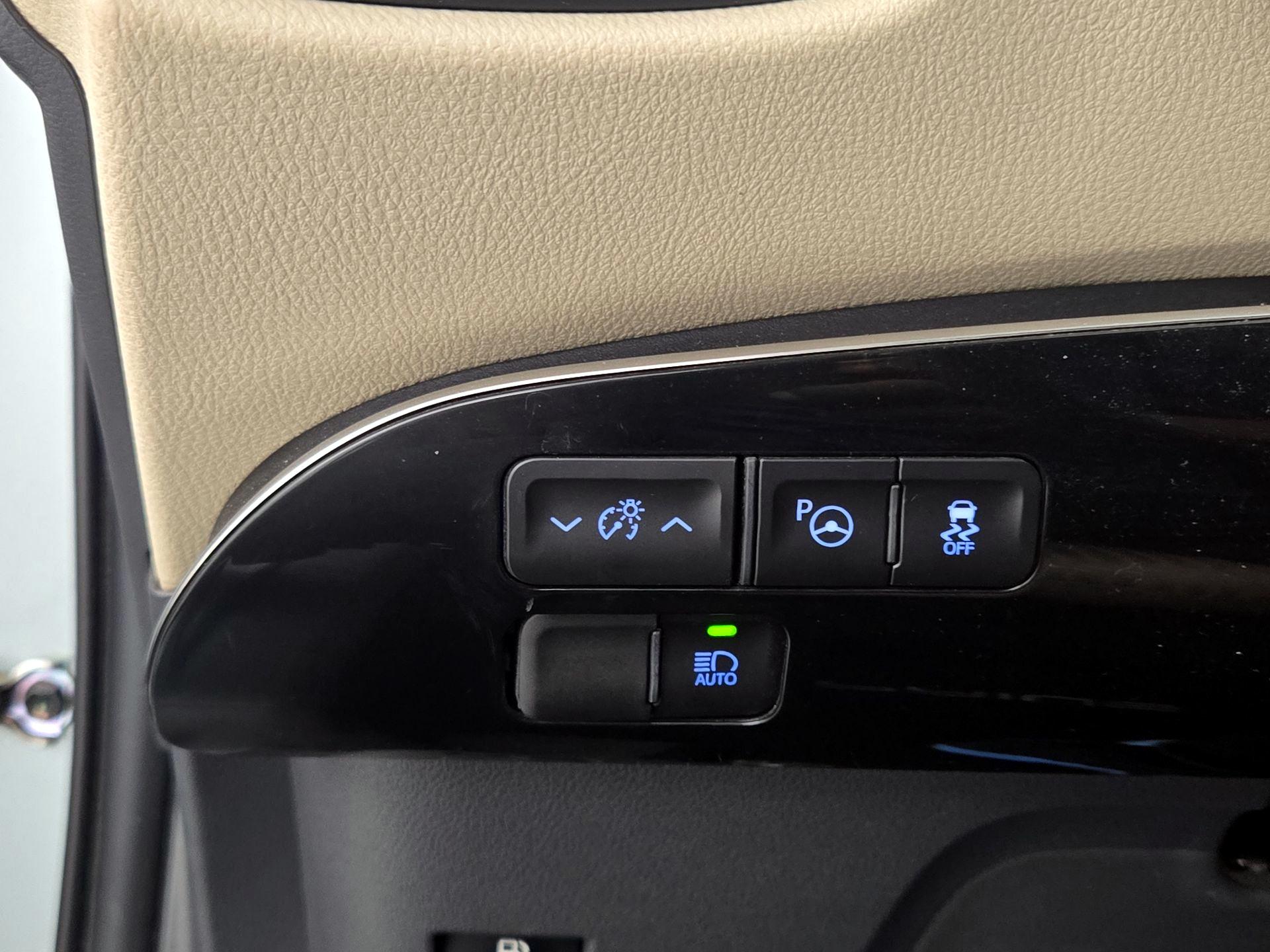 Thumbnail: 2018 Toyota Prius - 13