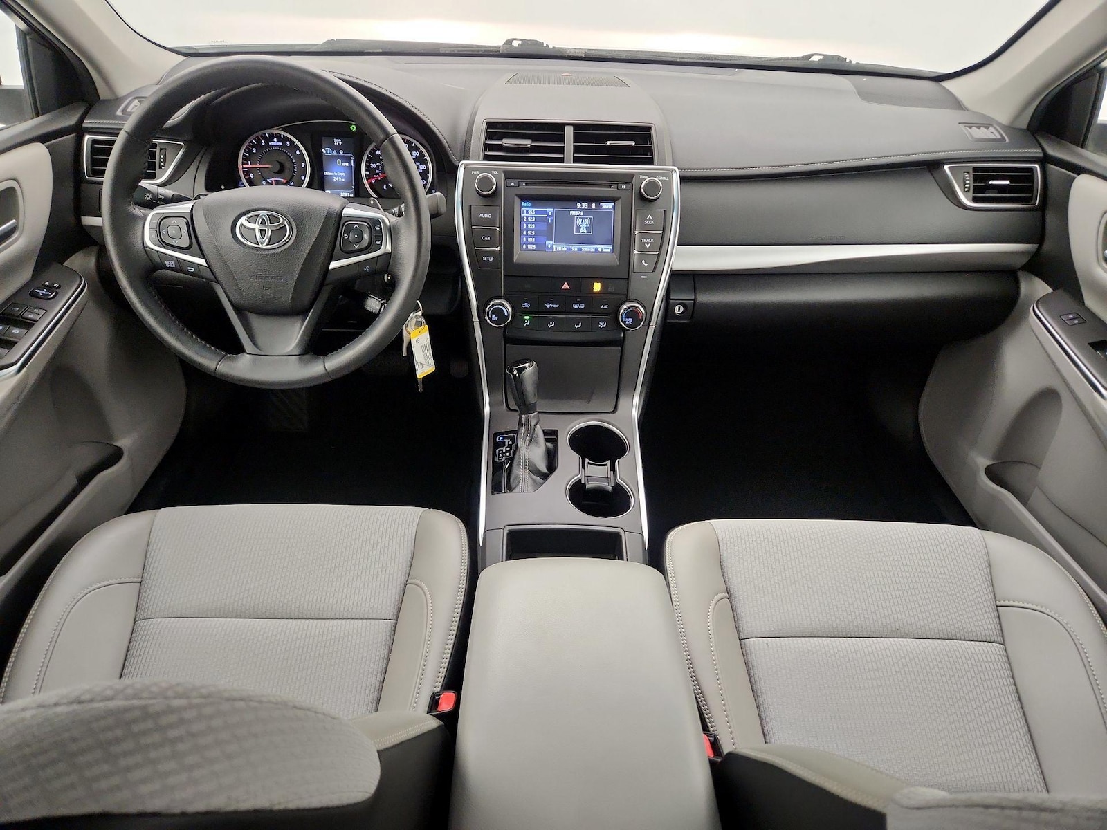 2017 Toyota Camry SE - Photo 10