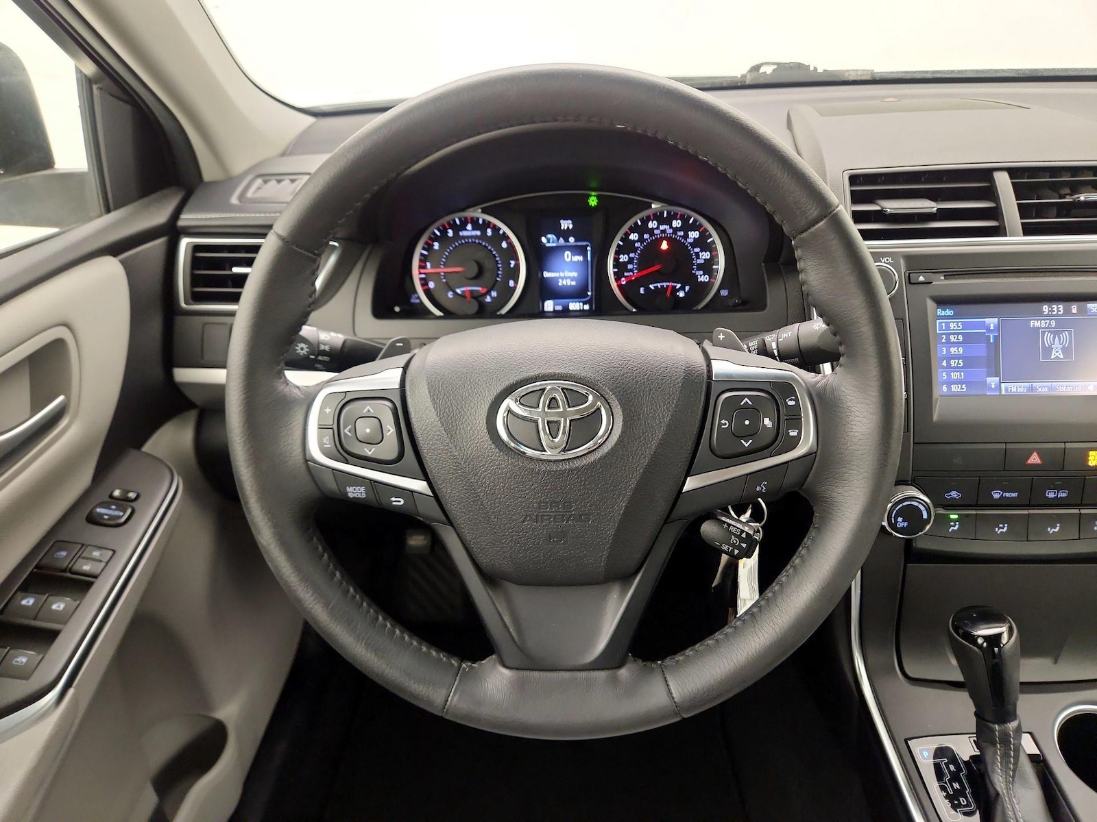 2017 Toyota Camry SE - Photo 11