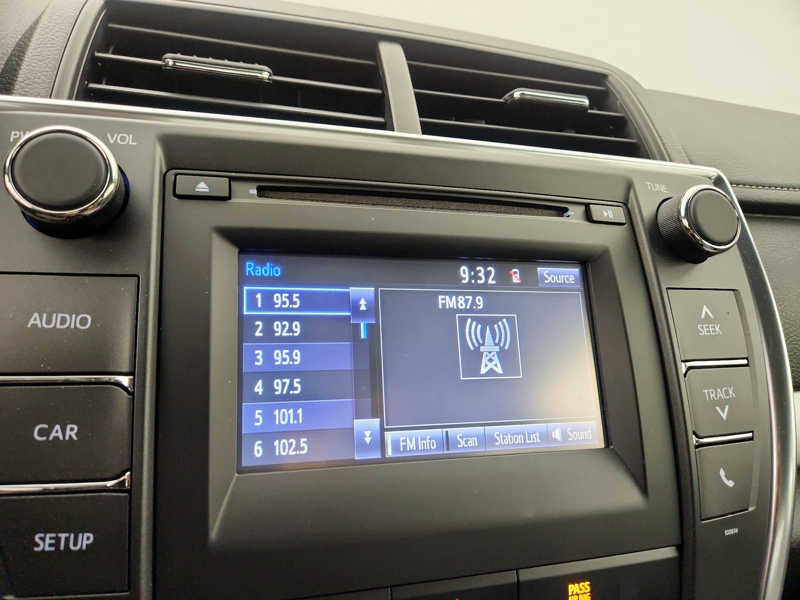 2017 Toyota Camry SE - Photo 16