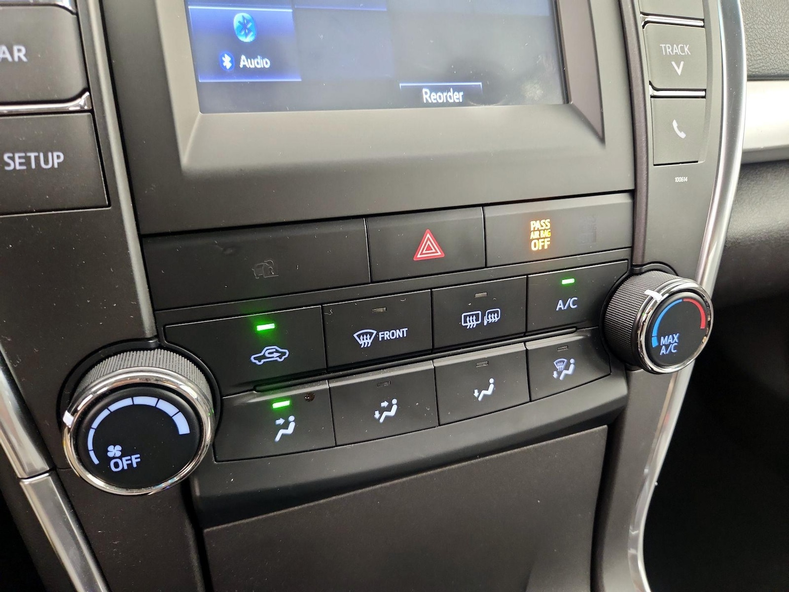 2017 Toyota Camry SE - Photo 17