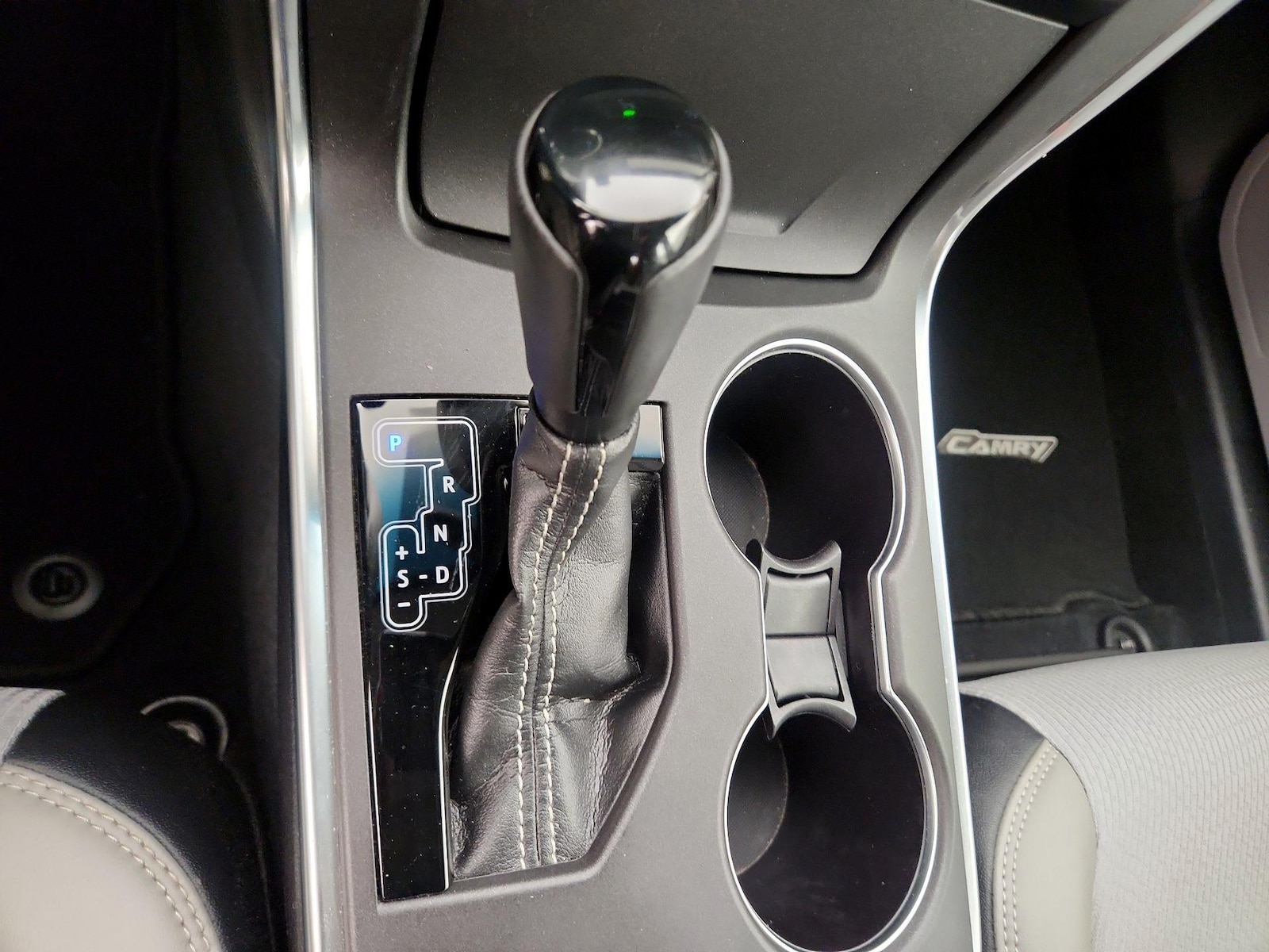 2017 Toyota Camry SE - Photo 18