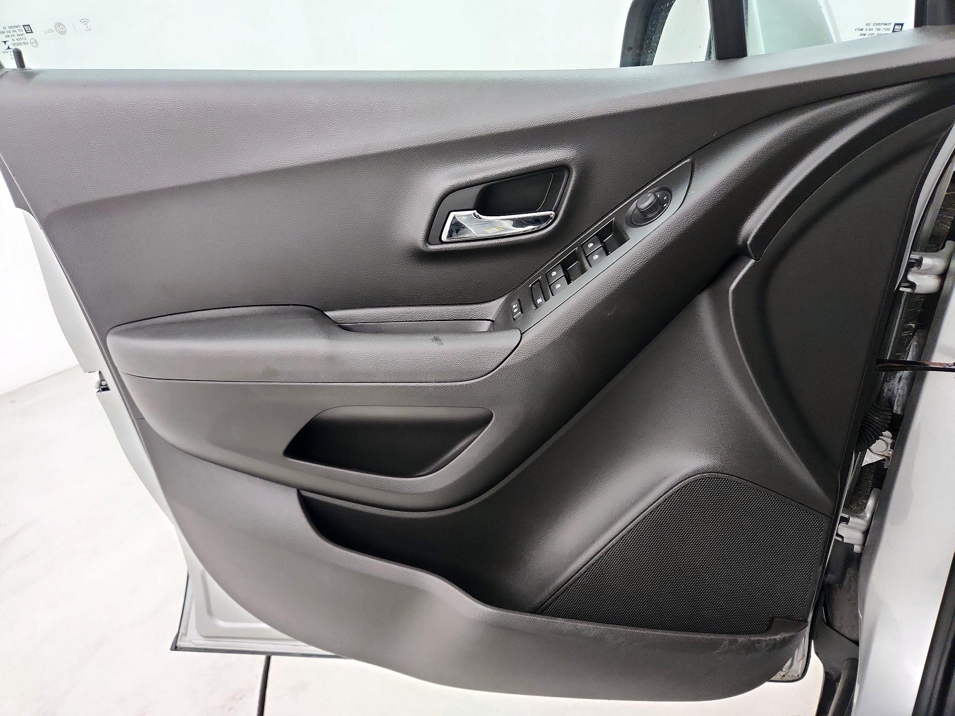 Thumbnail: 2017 Chevrolet Trax - 10
