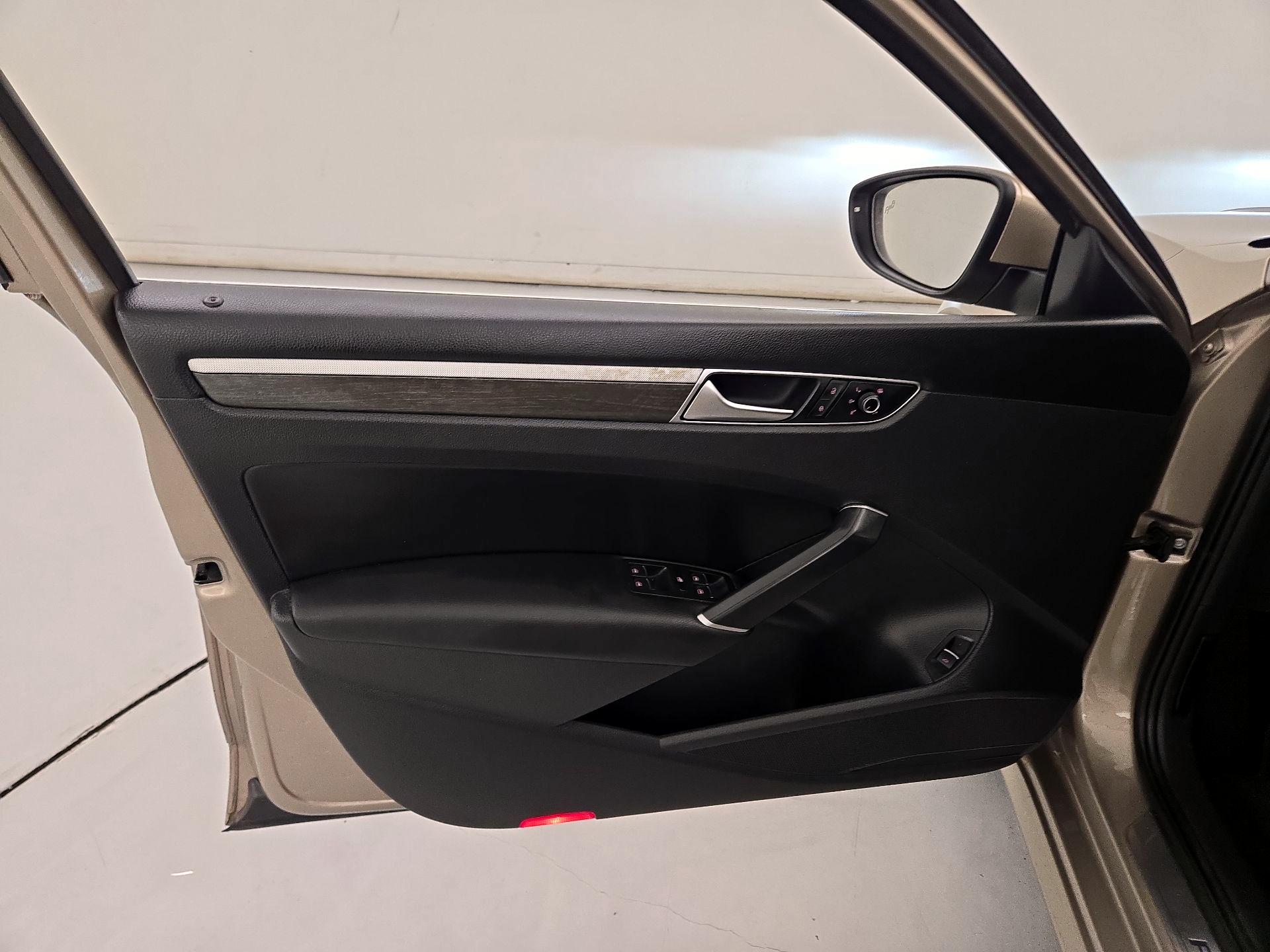 Thumbnail: 2017 Volkswagen Passat - 12