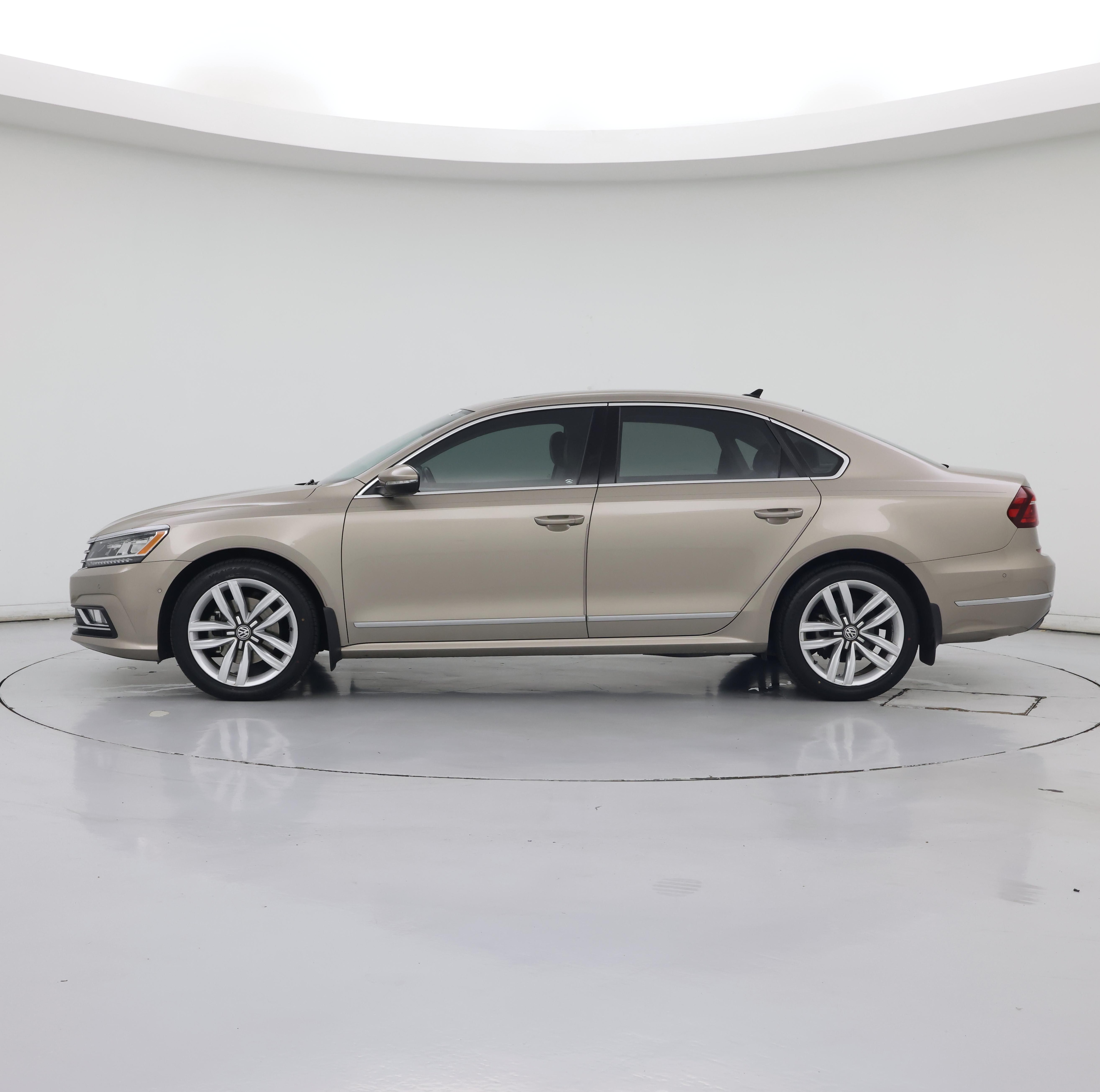 Thumbnail: 2017 Volkswagen Passat - 3