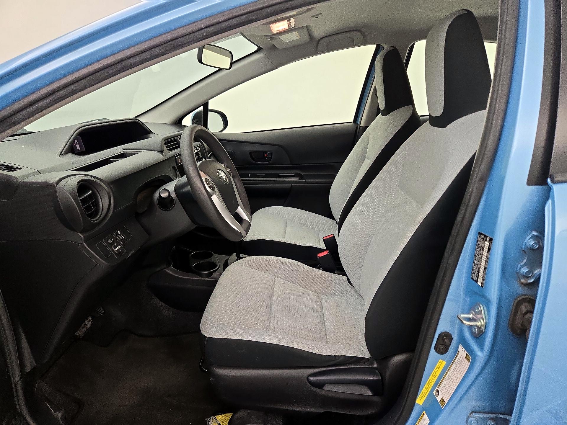 Thumbnail: 2016 Toyota Prius c - 11