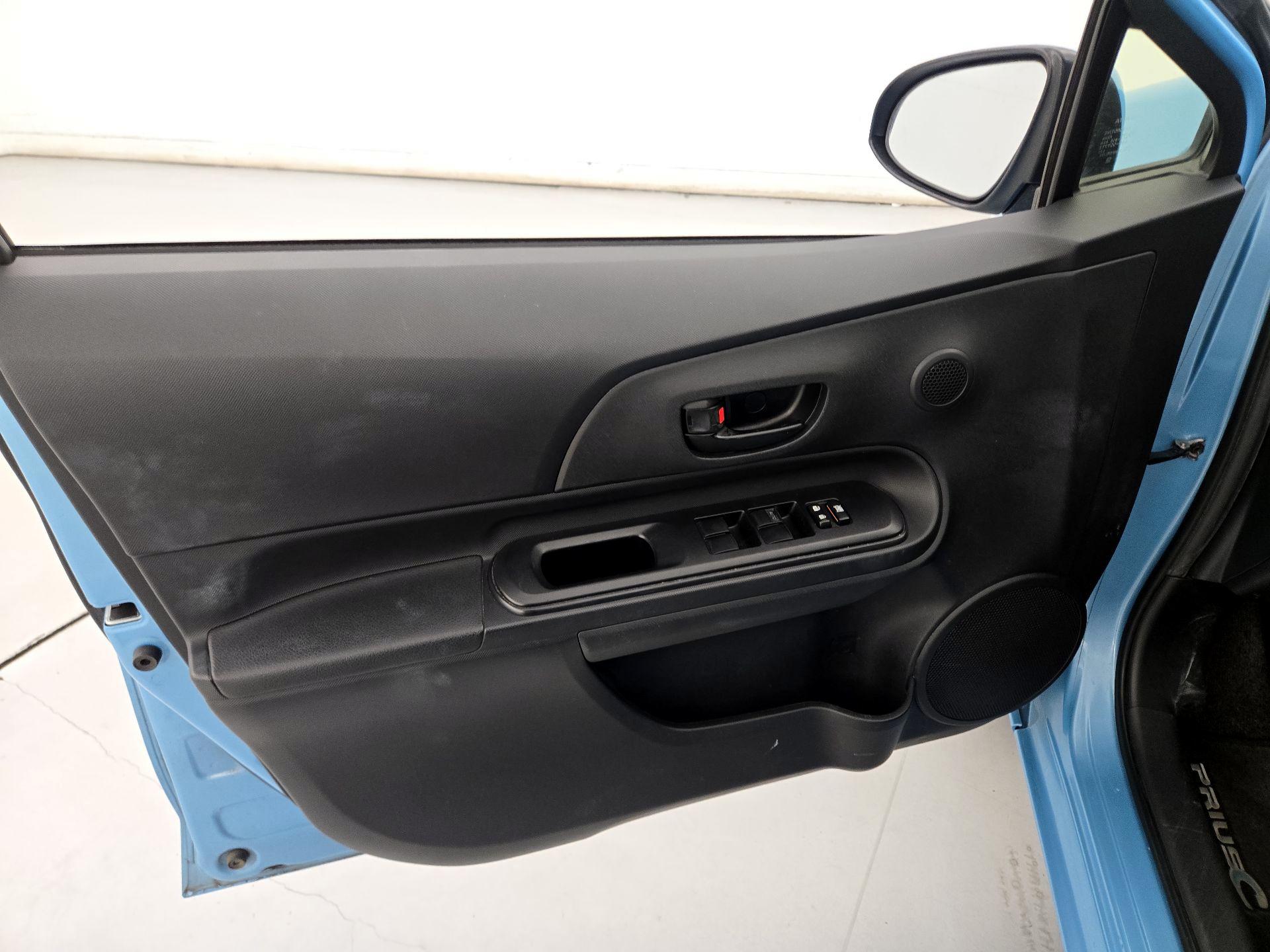 Thumbnail: 2016 Toyota Prius c - 12