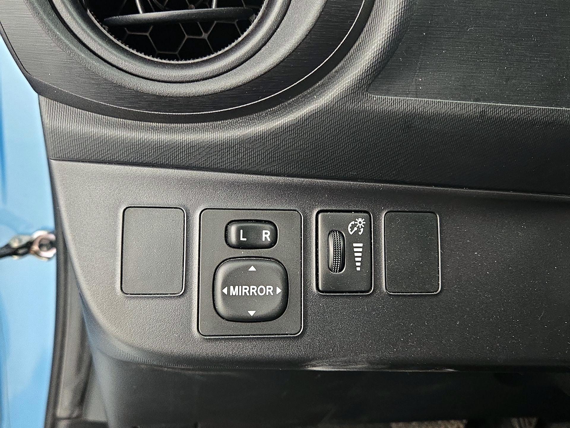 Thumbnail: 2016 Toyota Prius c - 13