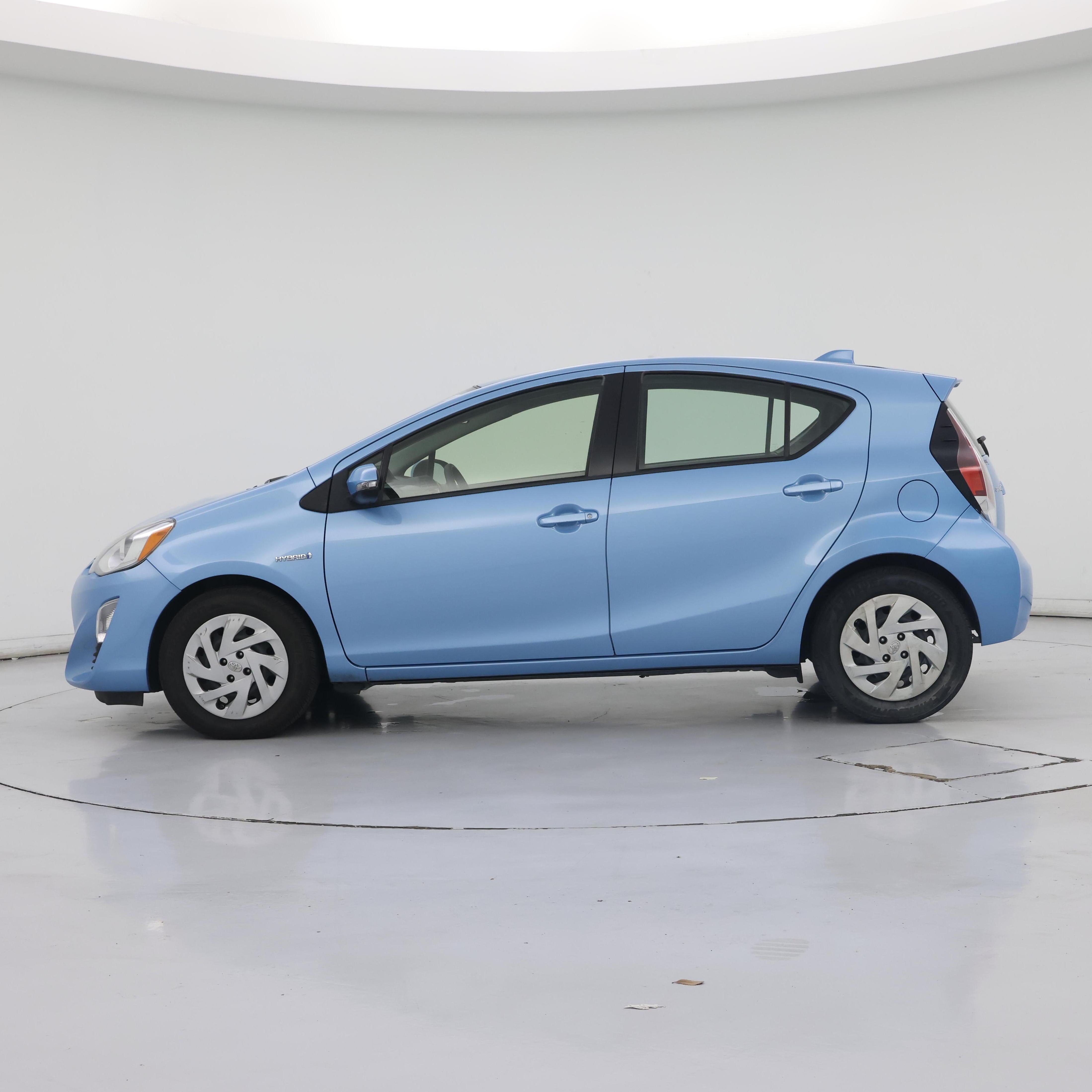 Thumbnail: 2016 Toyota Prius c - 3