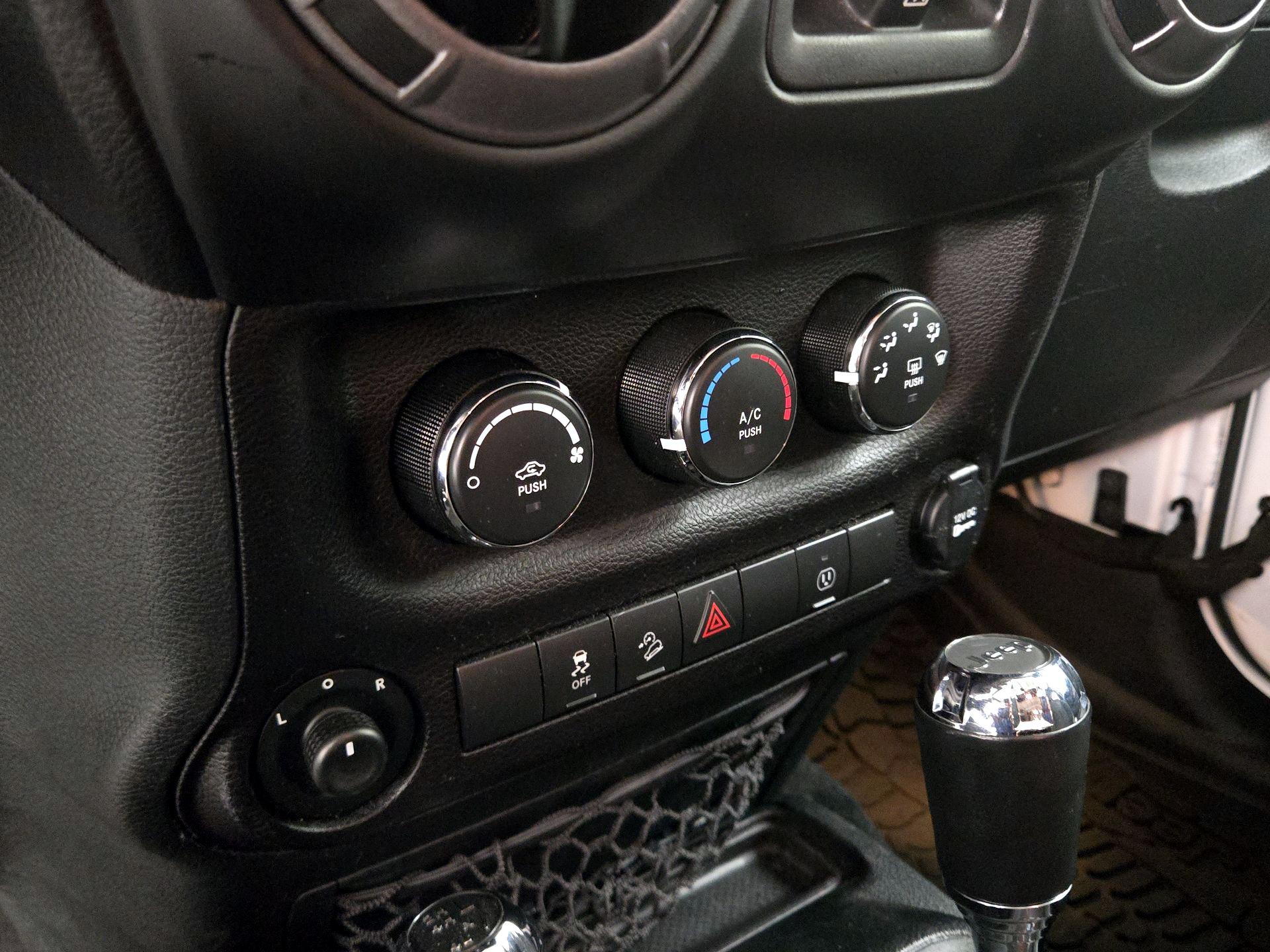 Thumbnail: 2017 Jeep Wrangler - 14