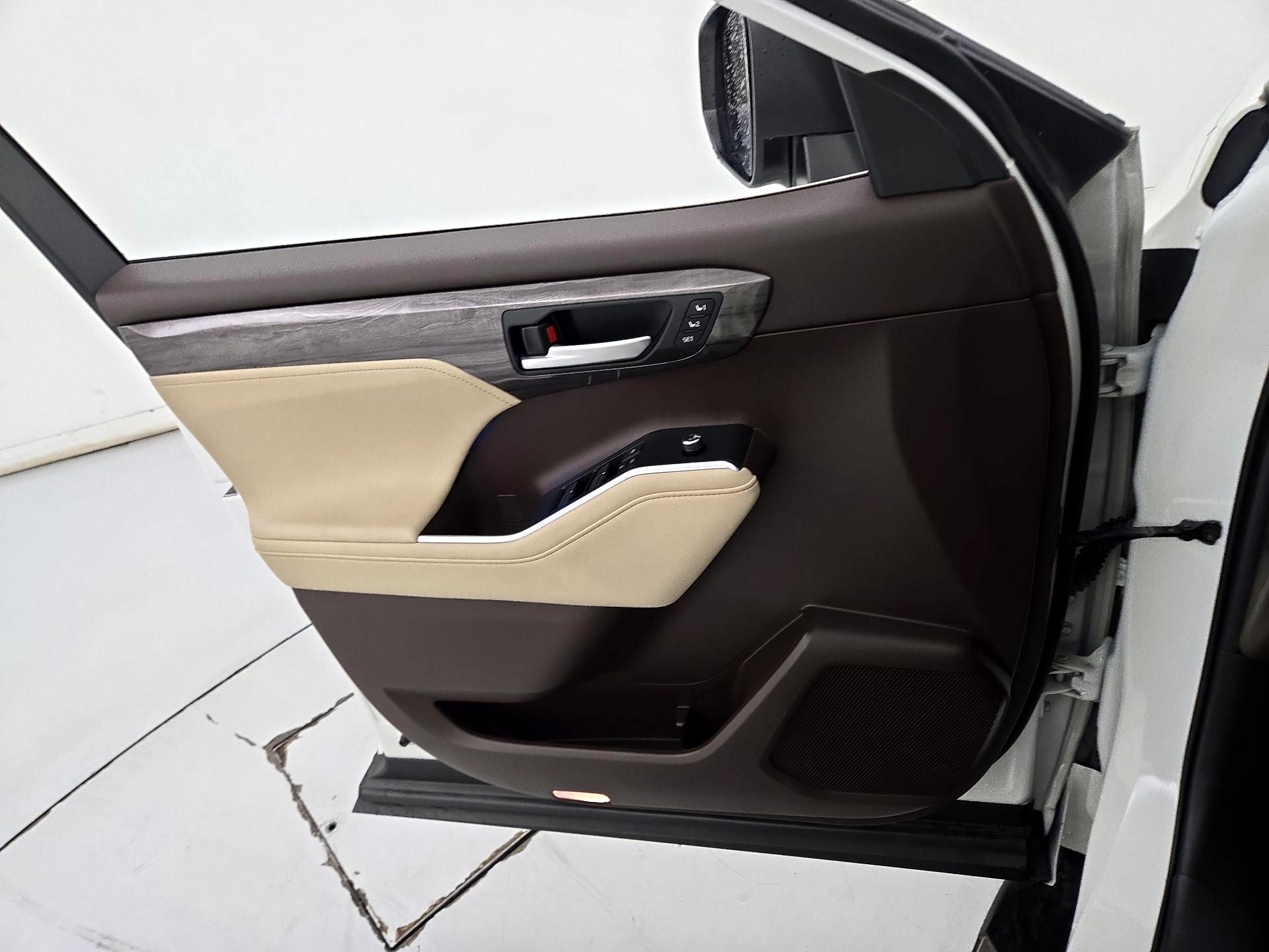 Thumbnail: 2020 Toyota Highlander - 12