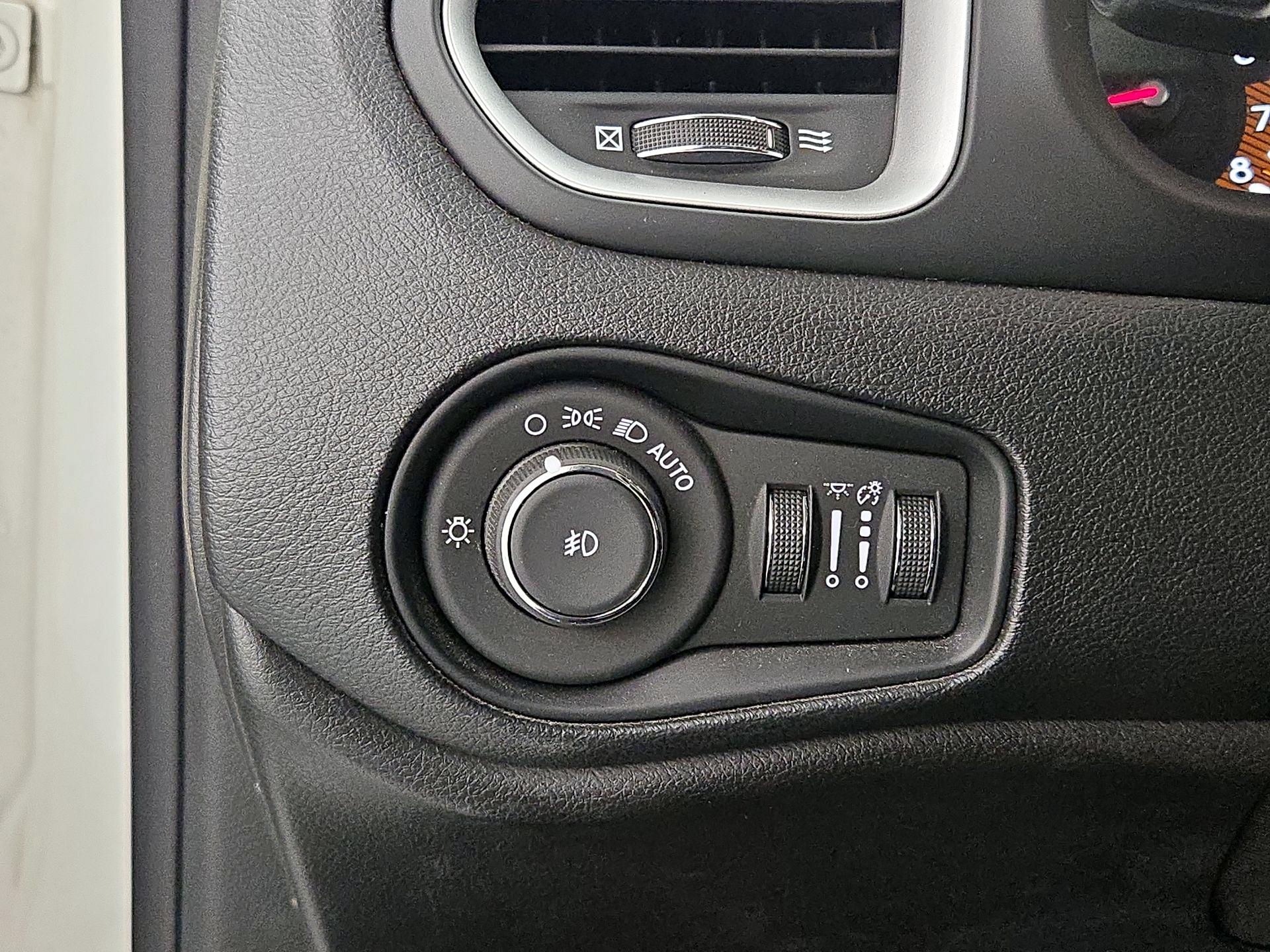 Thumbnail: 2019 Jeep Renegade - 13