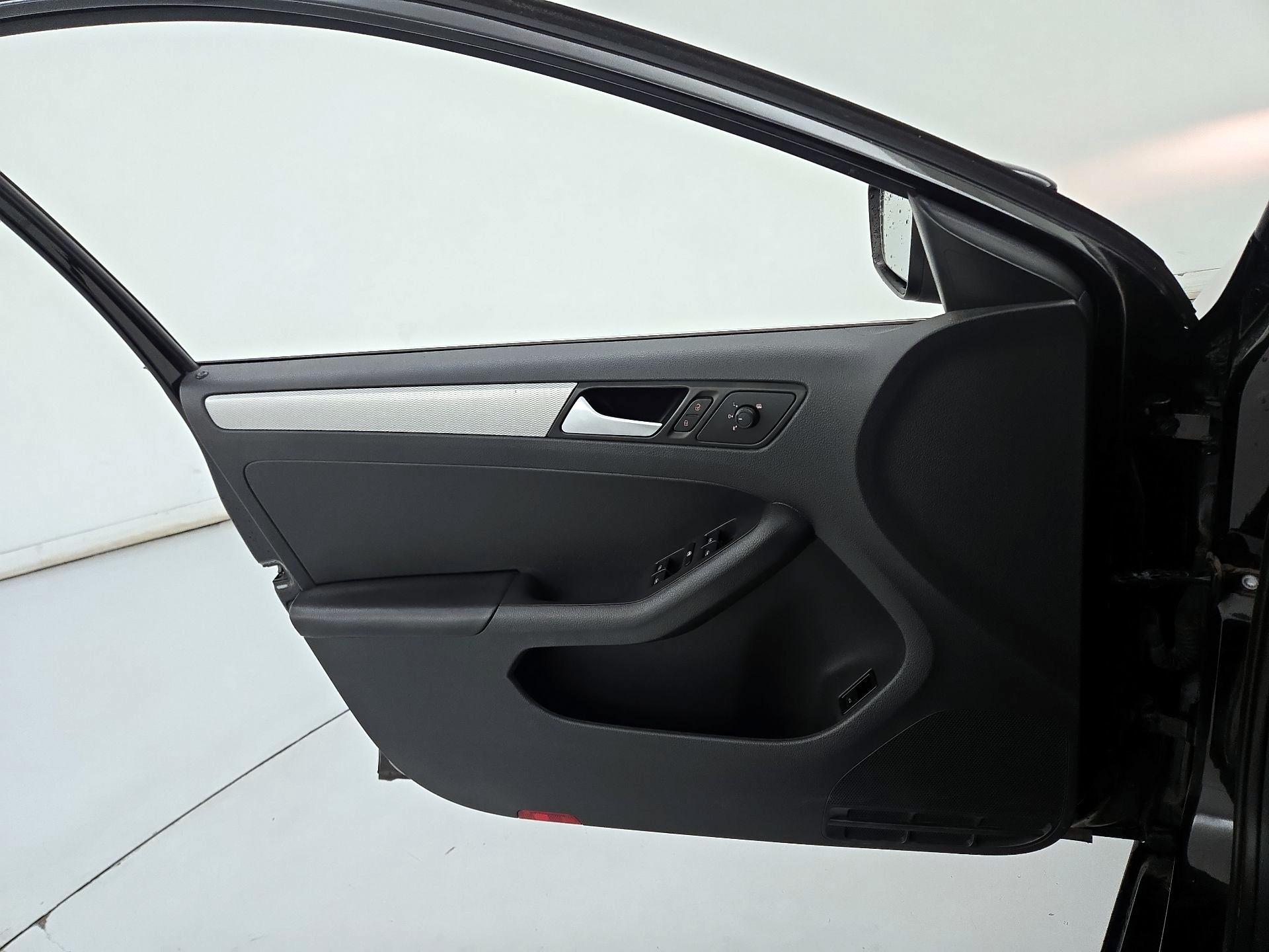 Thumbnail: 2017 Volkswagen Jetta - 12