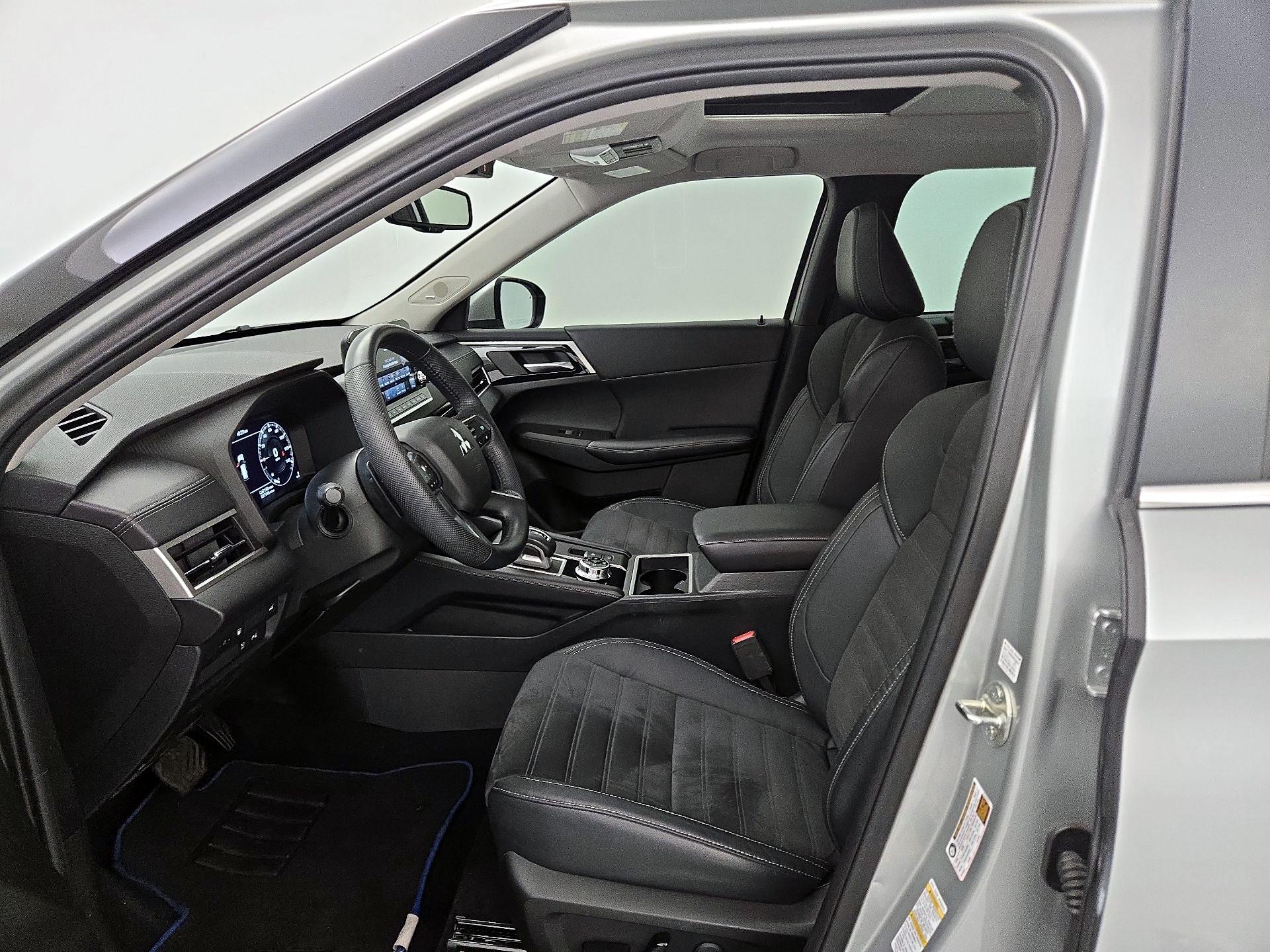 Thumbnail: 2023 Mitsubishi Outlander - 11