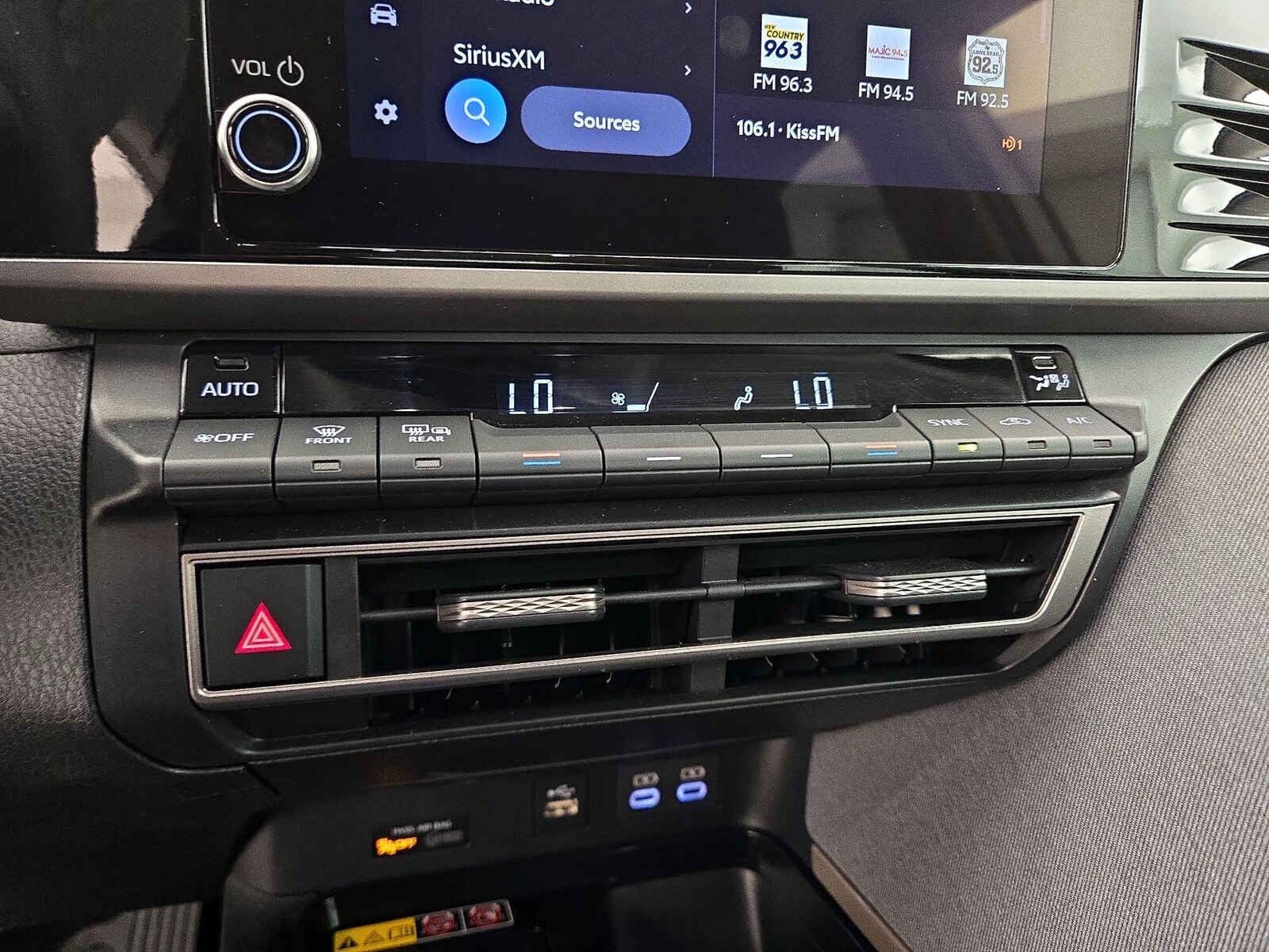 2025 Toyota Camry LE - Photo 8