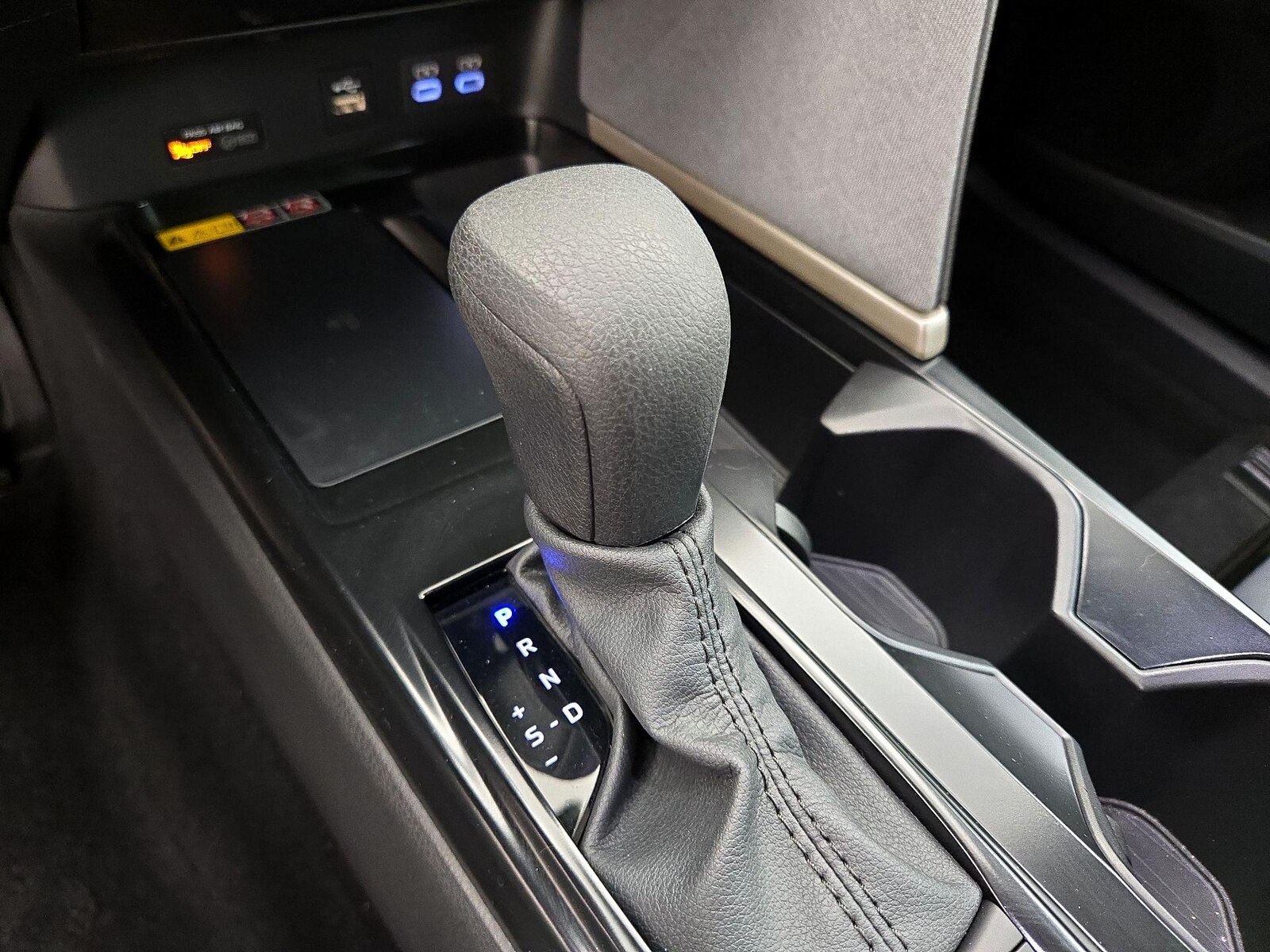 2025 Toyota Camry LE - Photo 9