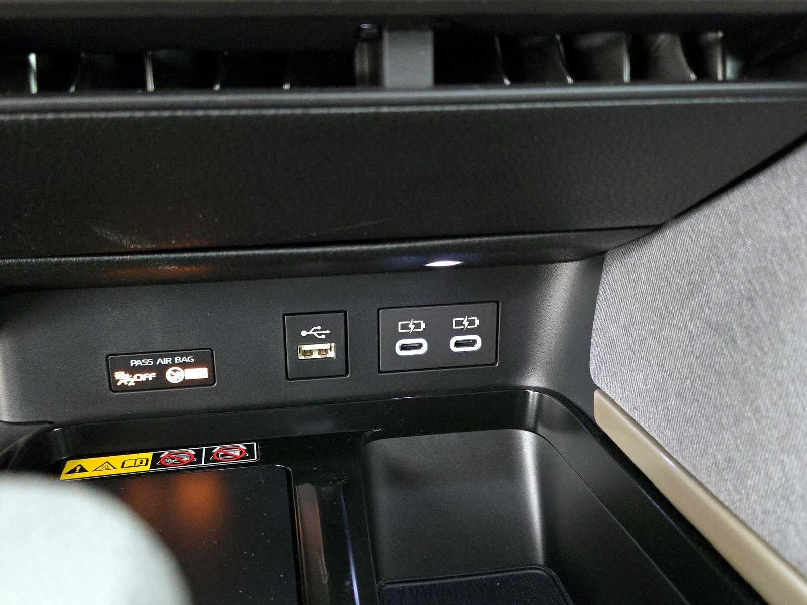 2025 Toyota Camry LE - Photo 10