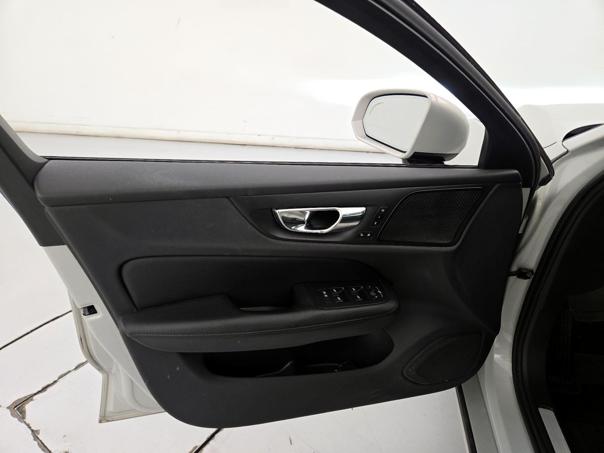 Thumbnail: 2020 Volvo V60 - 12