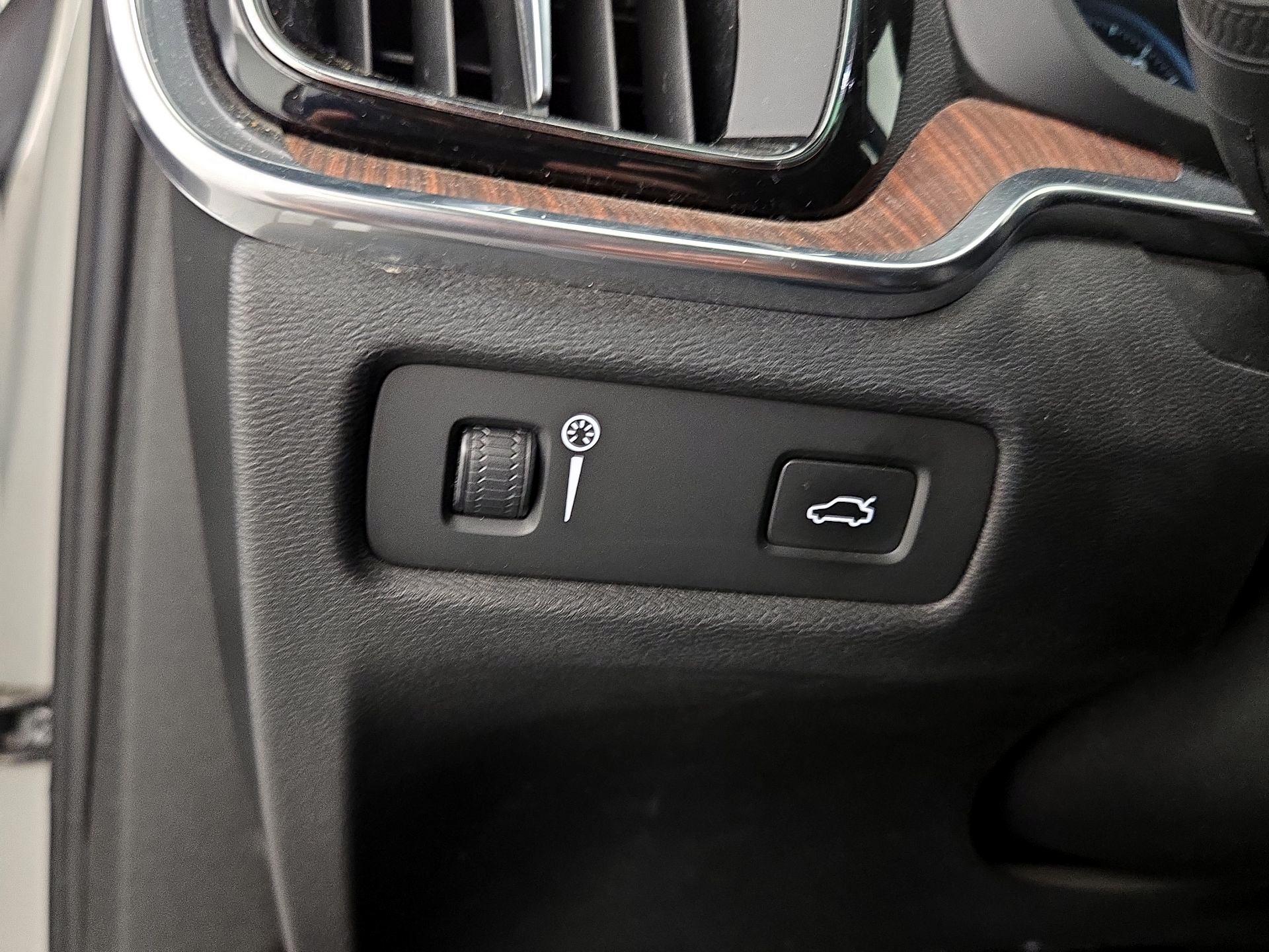 Thumbnail: 2020 Volvo V60 - 13