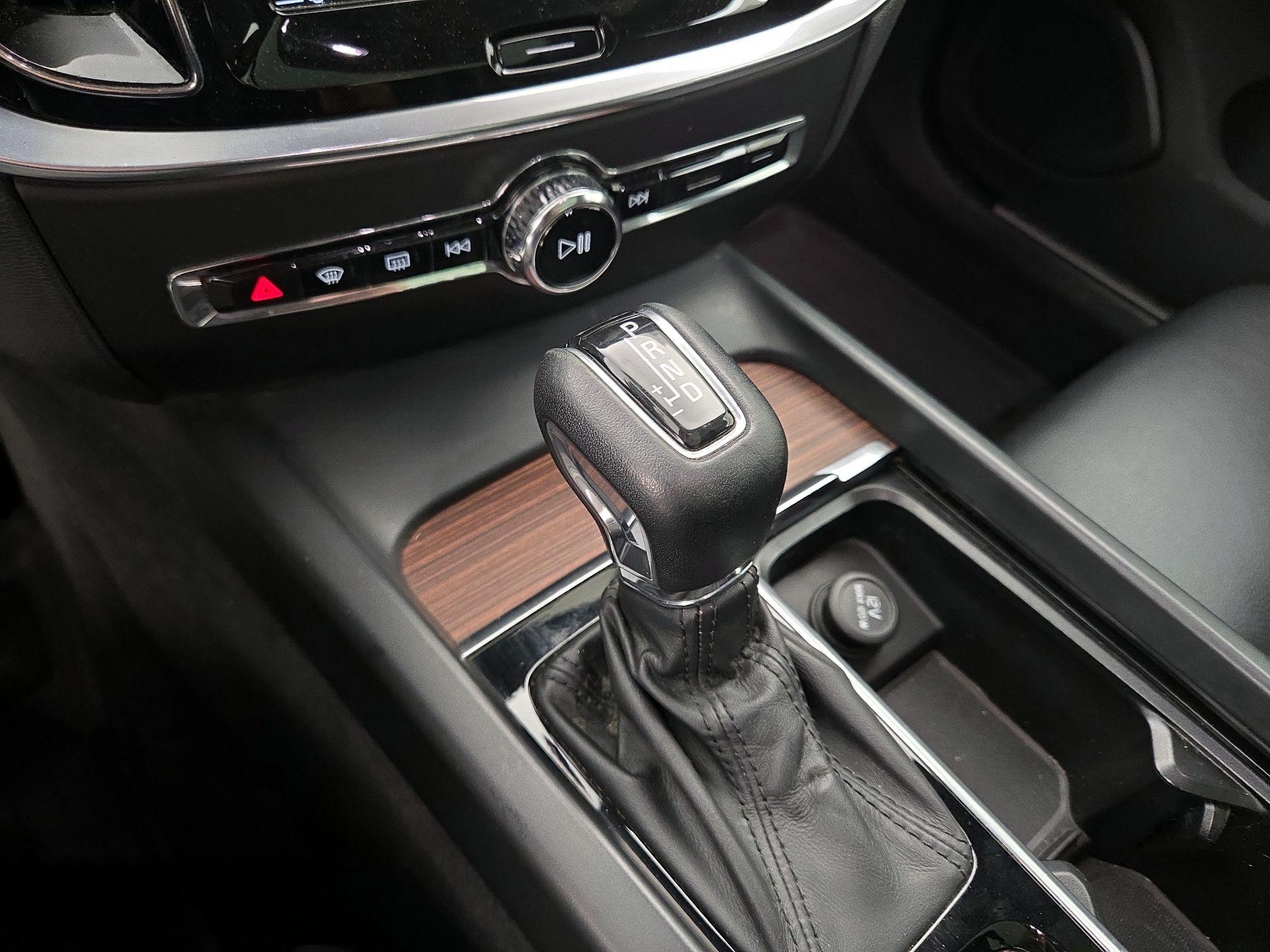 Thumbnail: 2020 Volvo V60 - 18