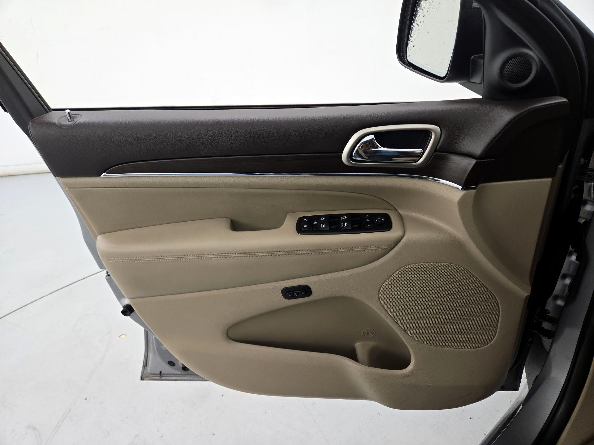 Thumbnail: 2015 Jeep Grand Cherokee - 12