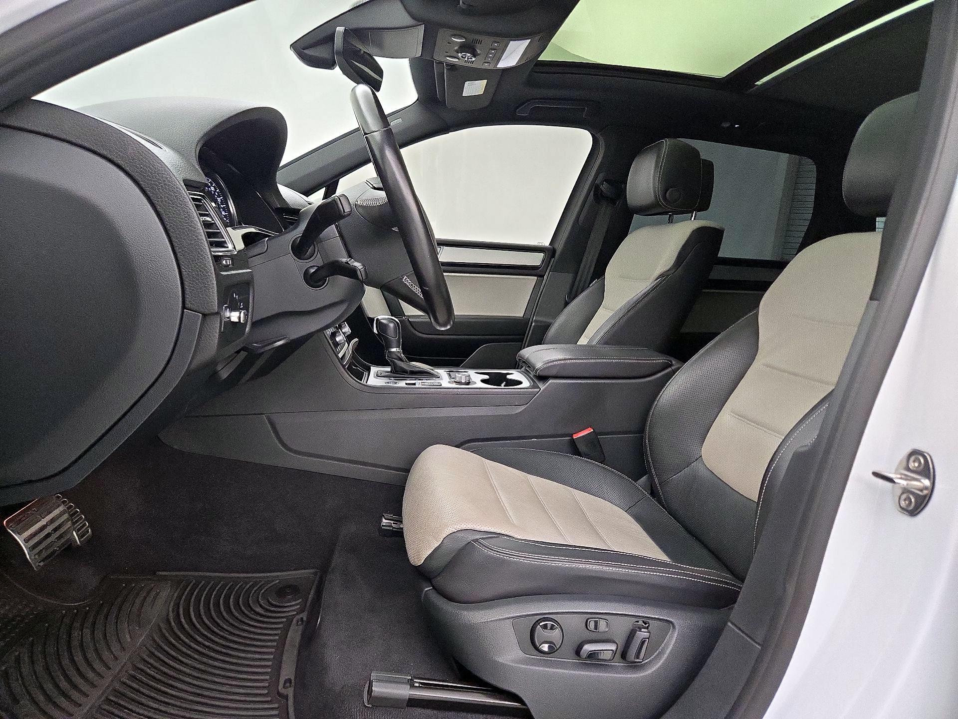 Thumbnail: 2017 Volkswagen Touareg - 11