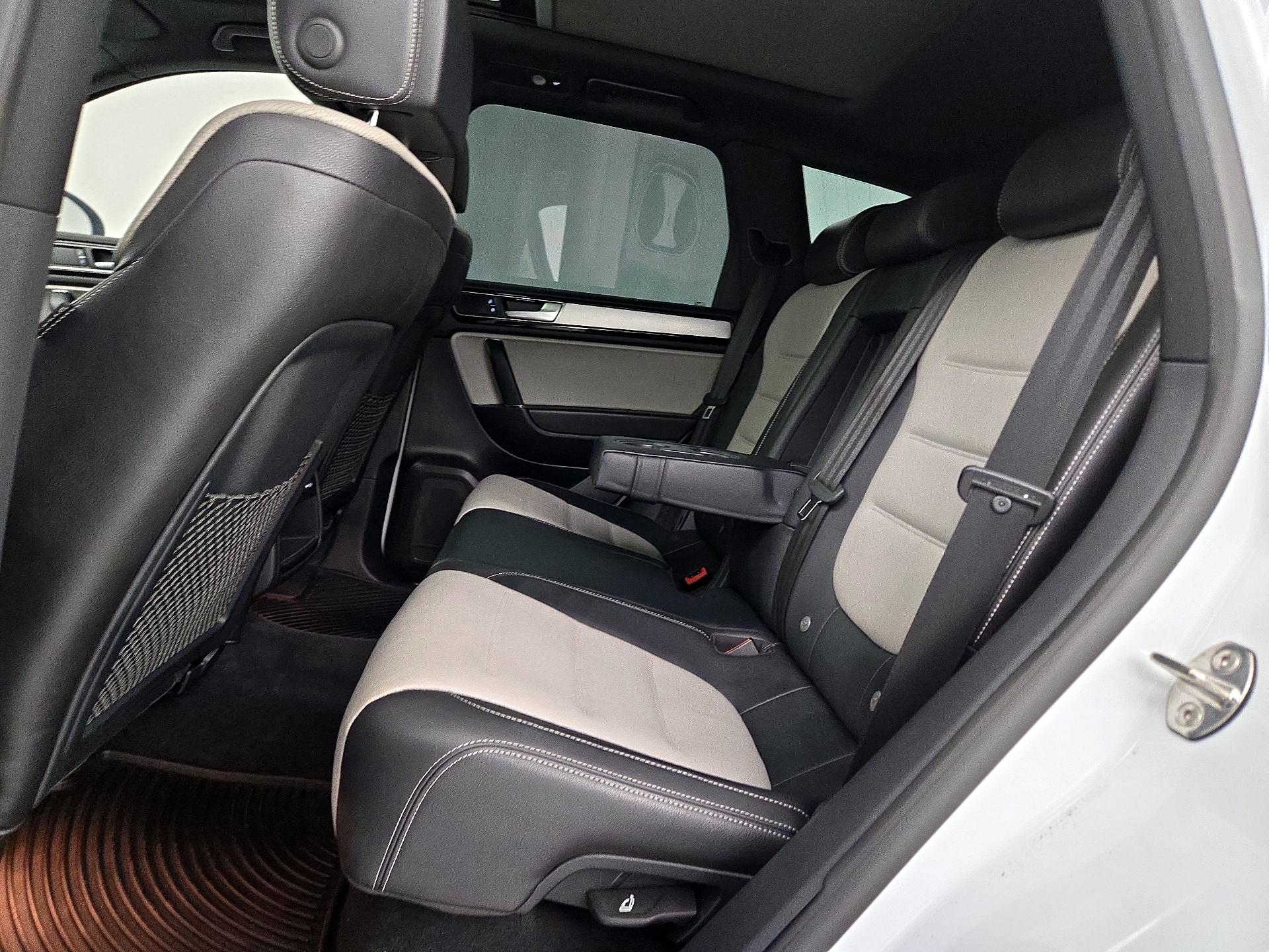 Thumbnail: 2017 Volkswagen Touareg - 20