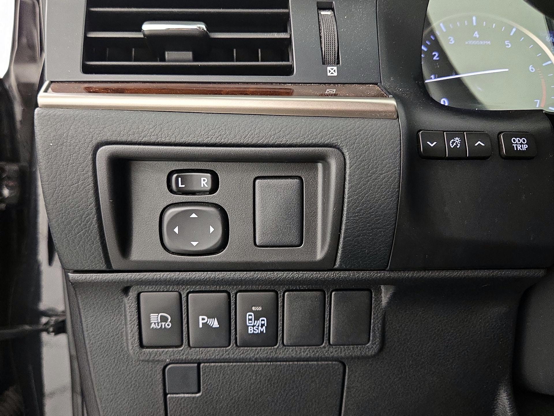 Thumbnail: 2017 Lexus ES - 13